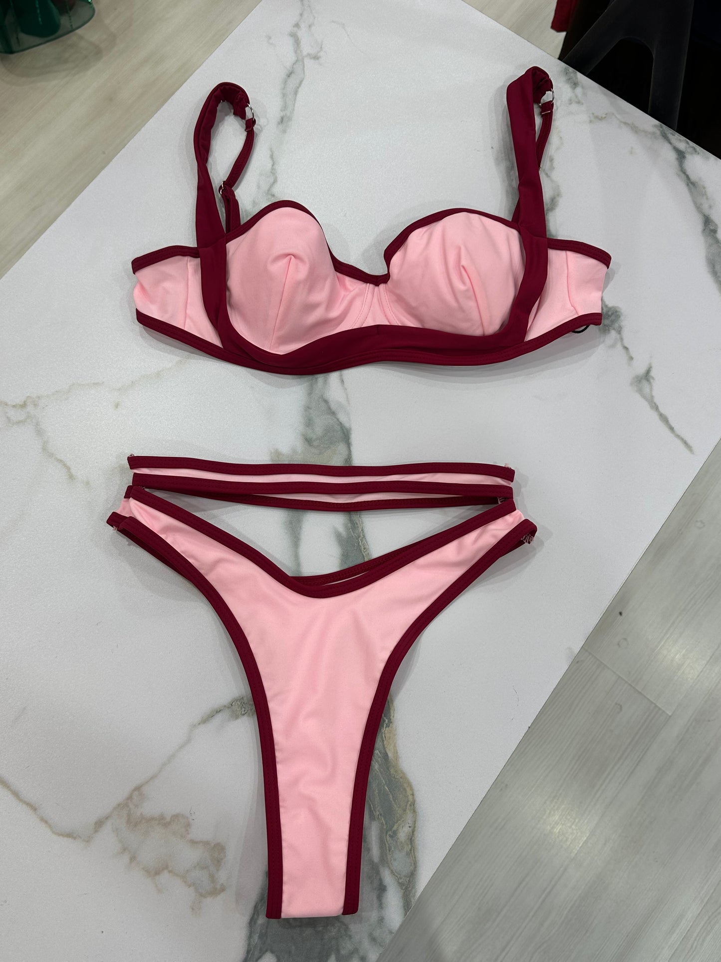 Costume sgambato rosa e rosso