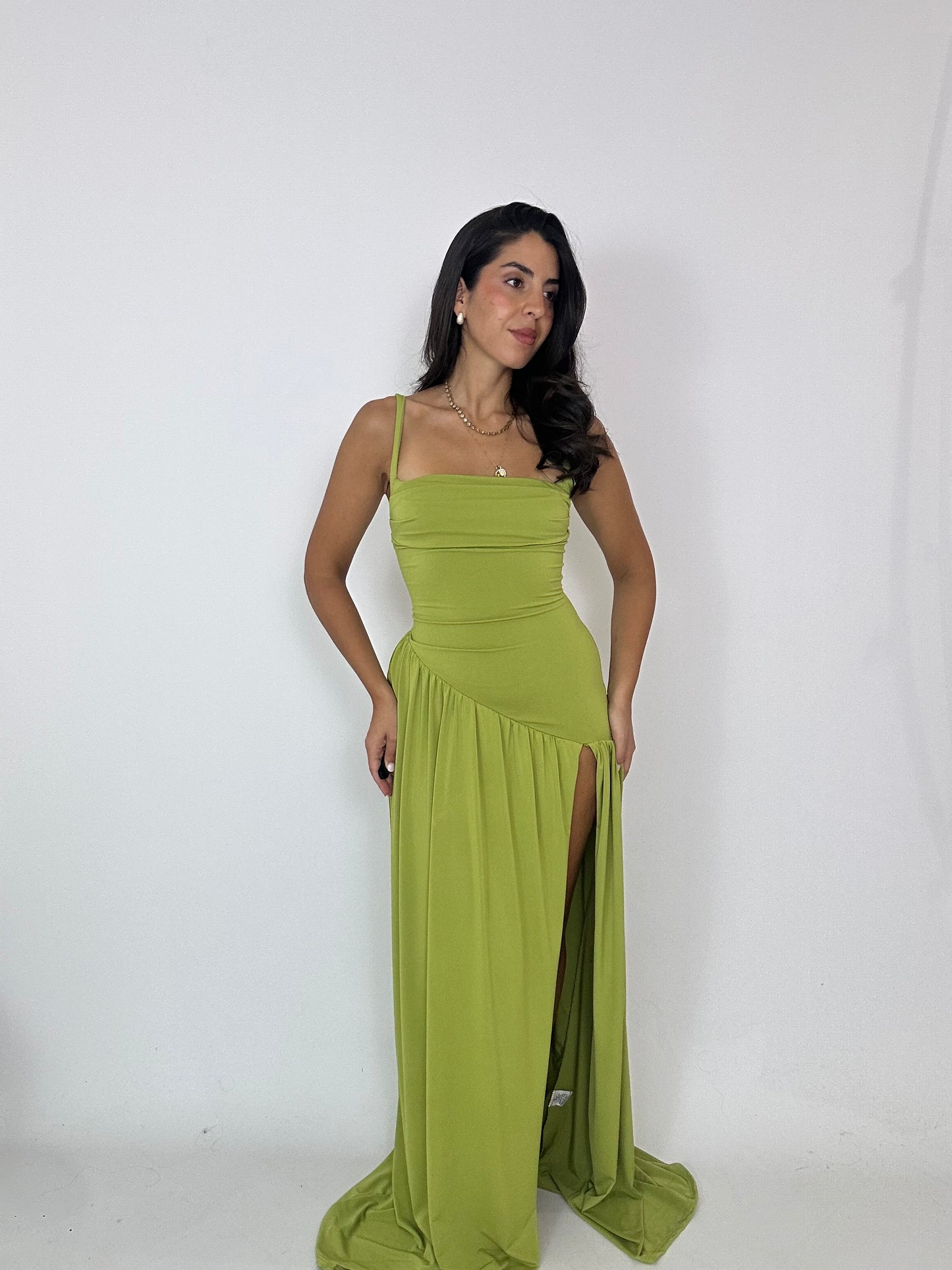 Abito verde con spacco