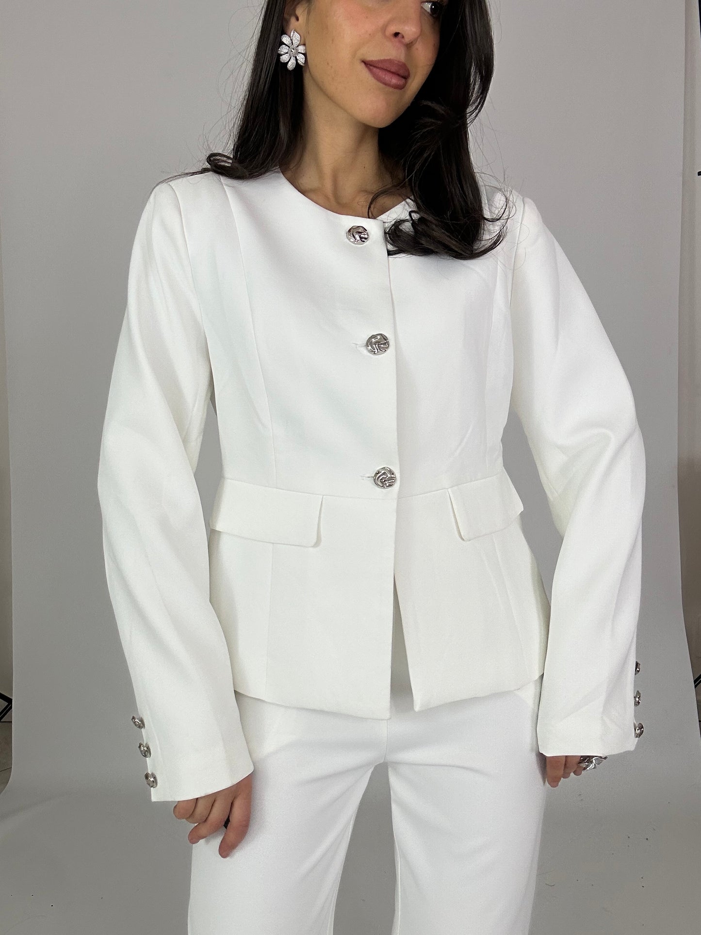 Tailleur bianco-bottoni argento