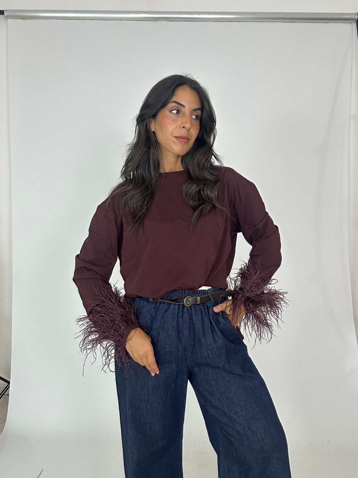 Maglia vinaccio con piume
