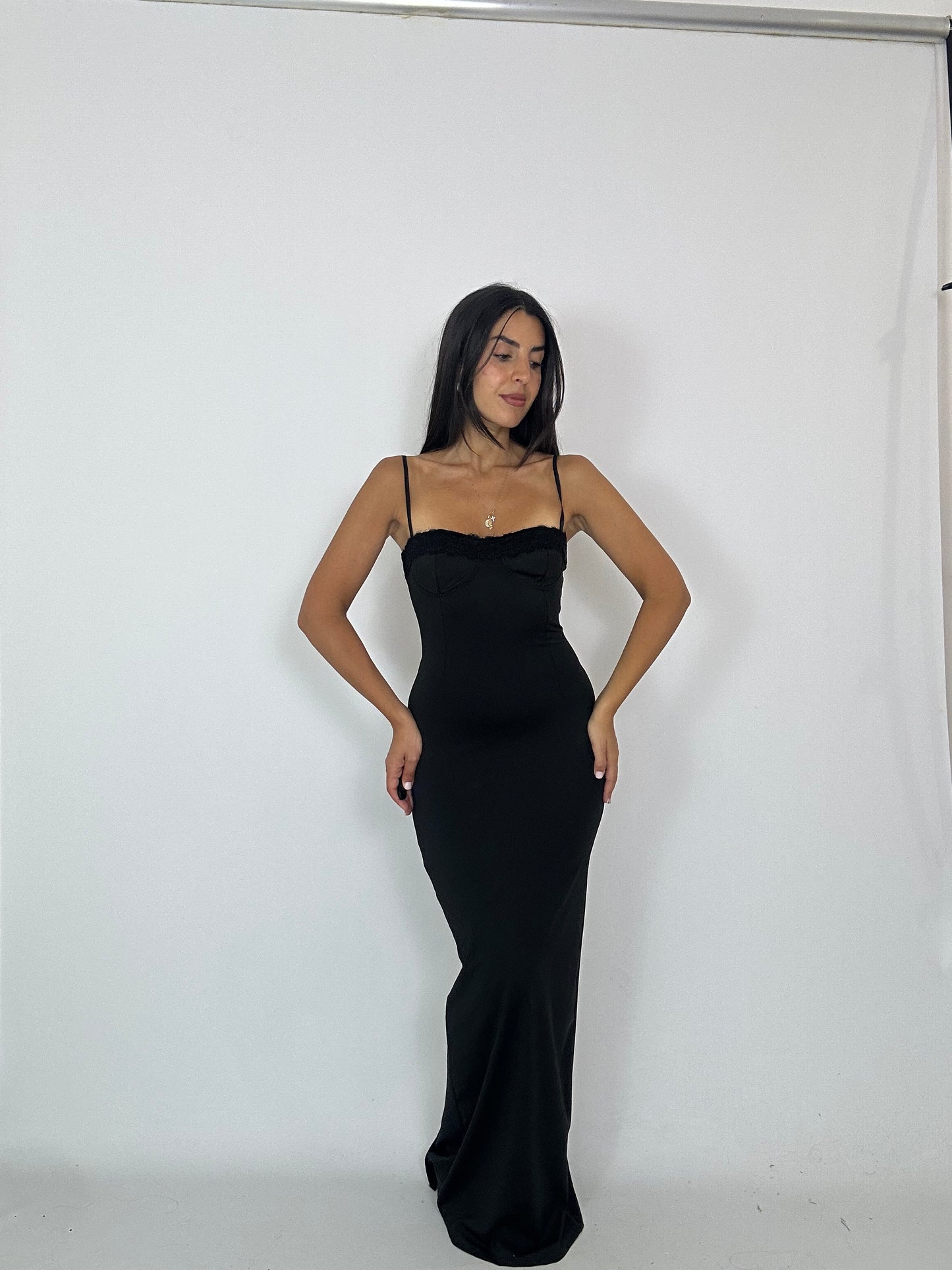 Tubino nero con dettaglio in pizzo nero