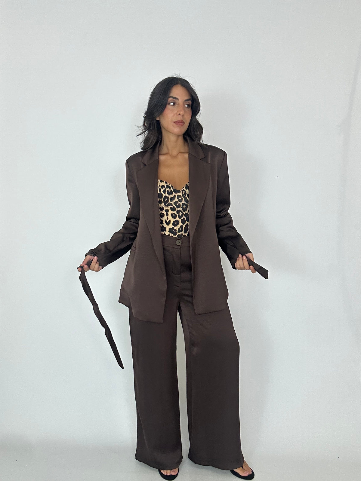 Tailleur in raso marrone