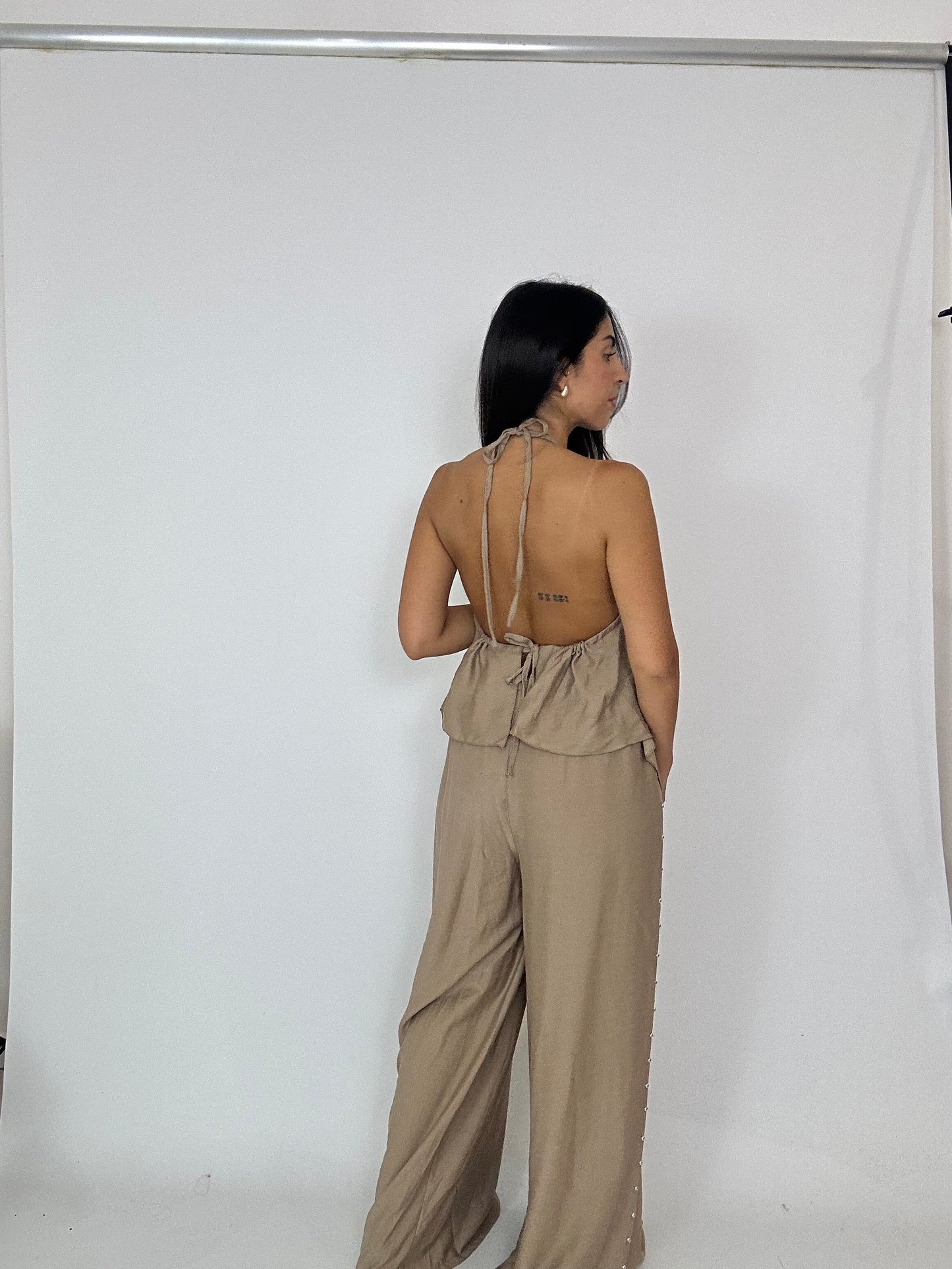 Coordinato beige con borchiette