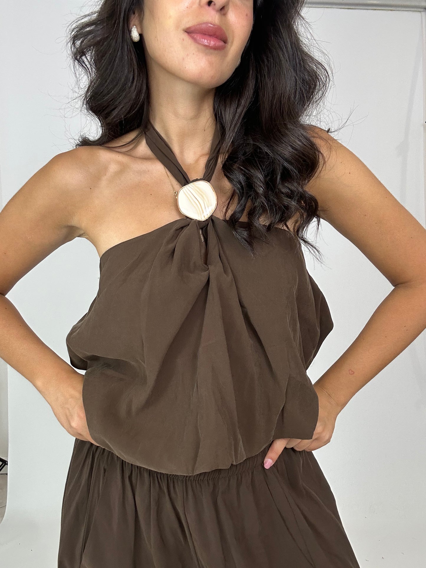 Top marrone legato in gola