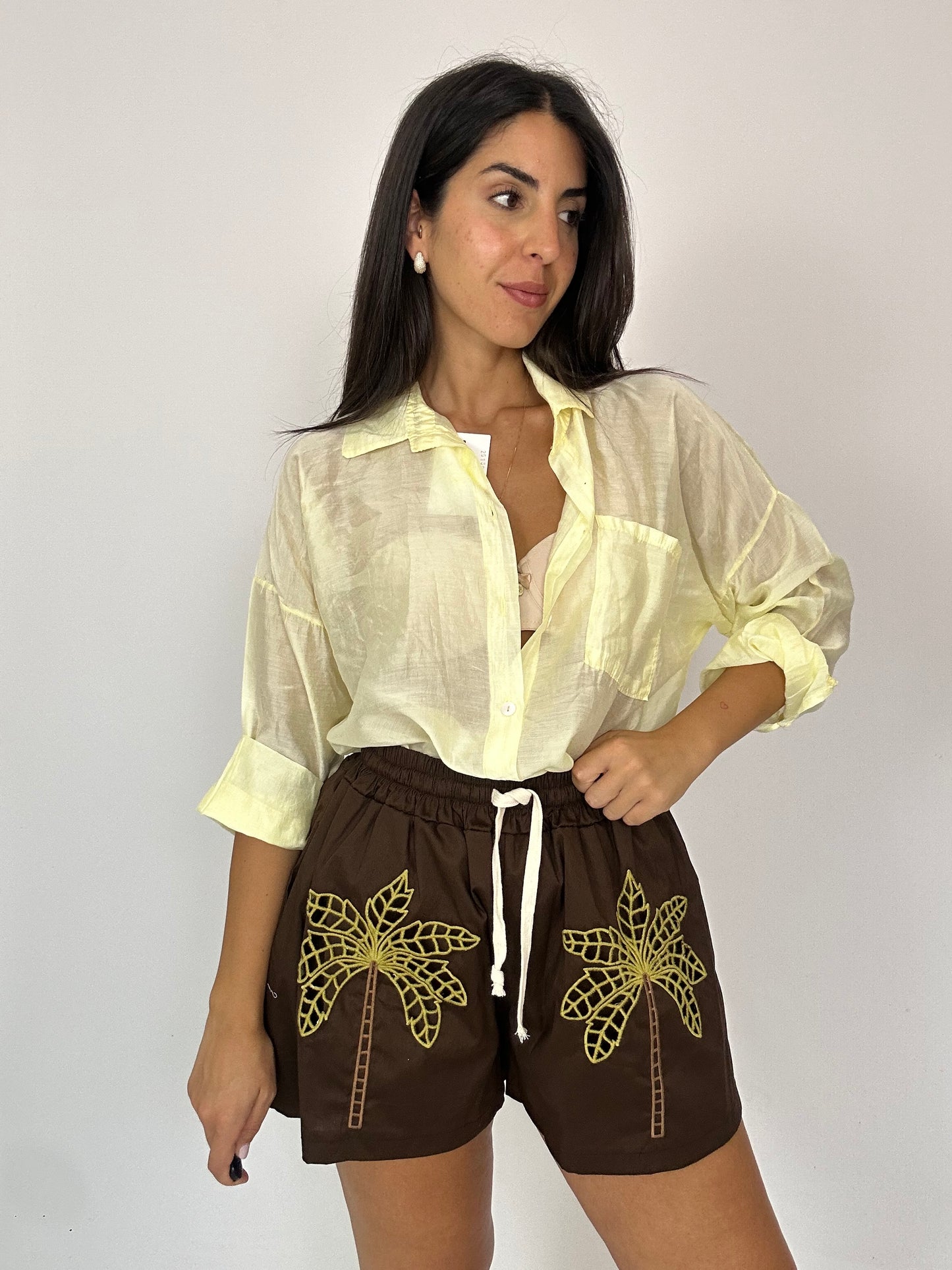 Pantaloncino marrone con palme