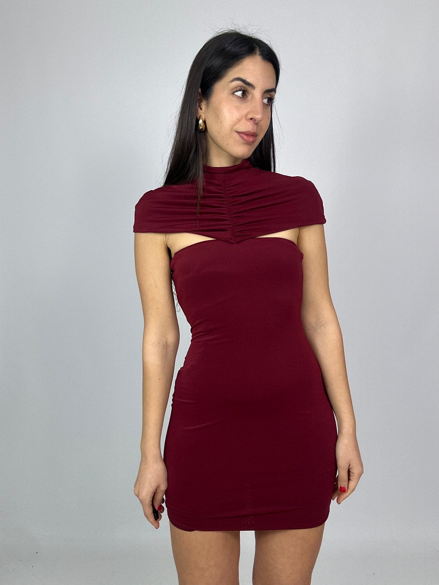 Abito aderente bordeaux con collo