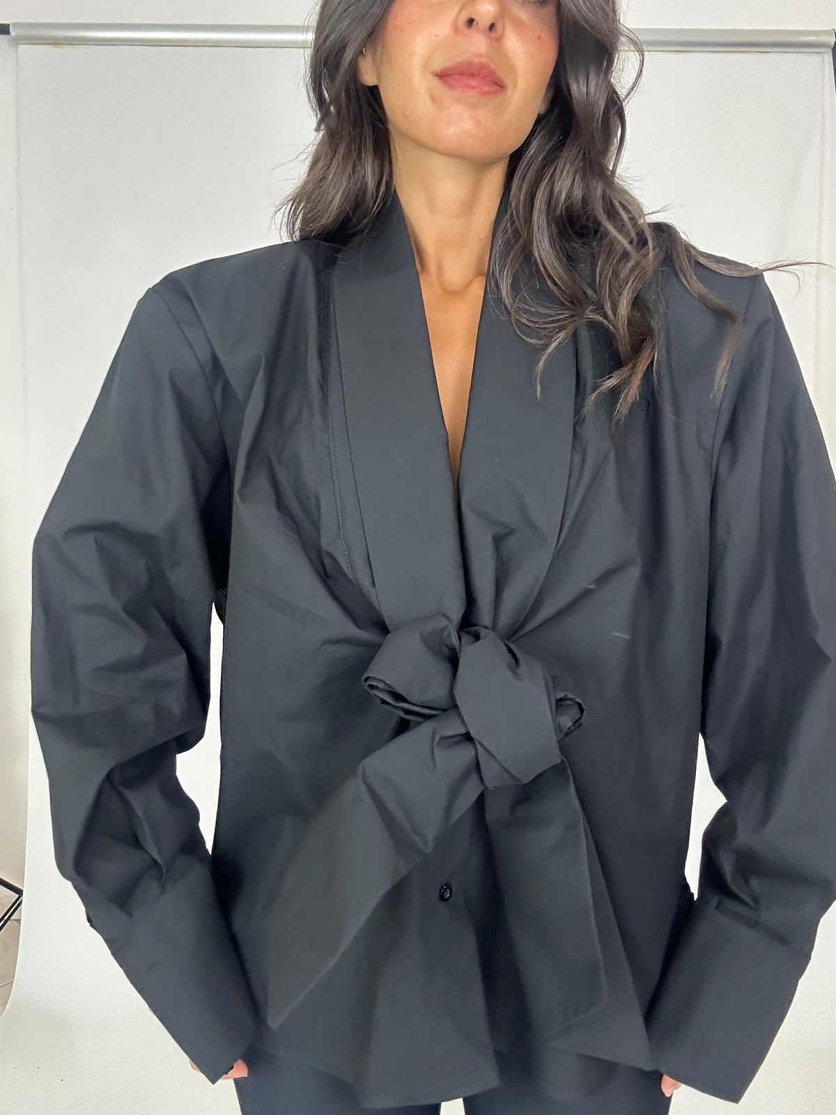 Camicia nera over con fiocco