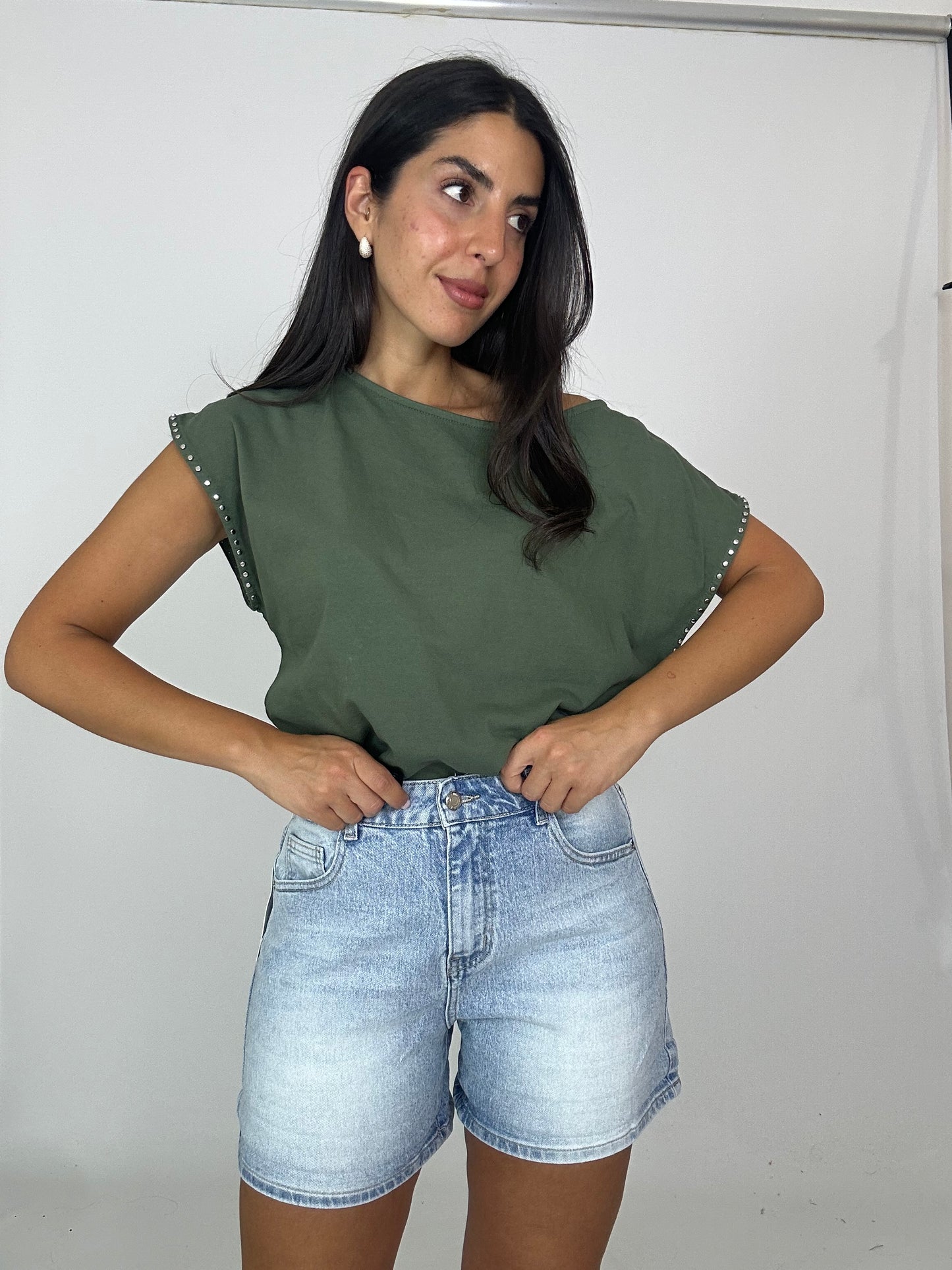 Maglia verde con borchie