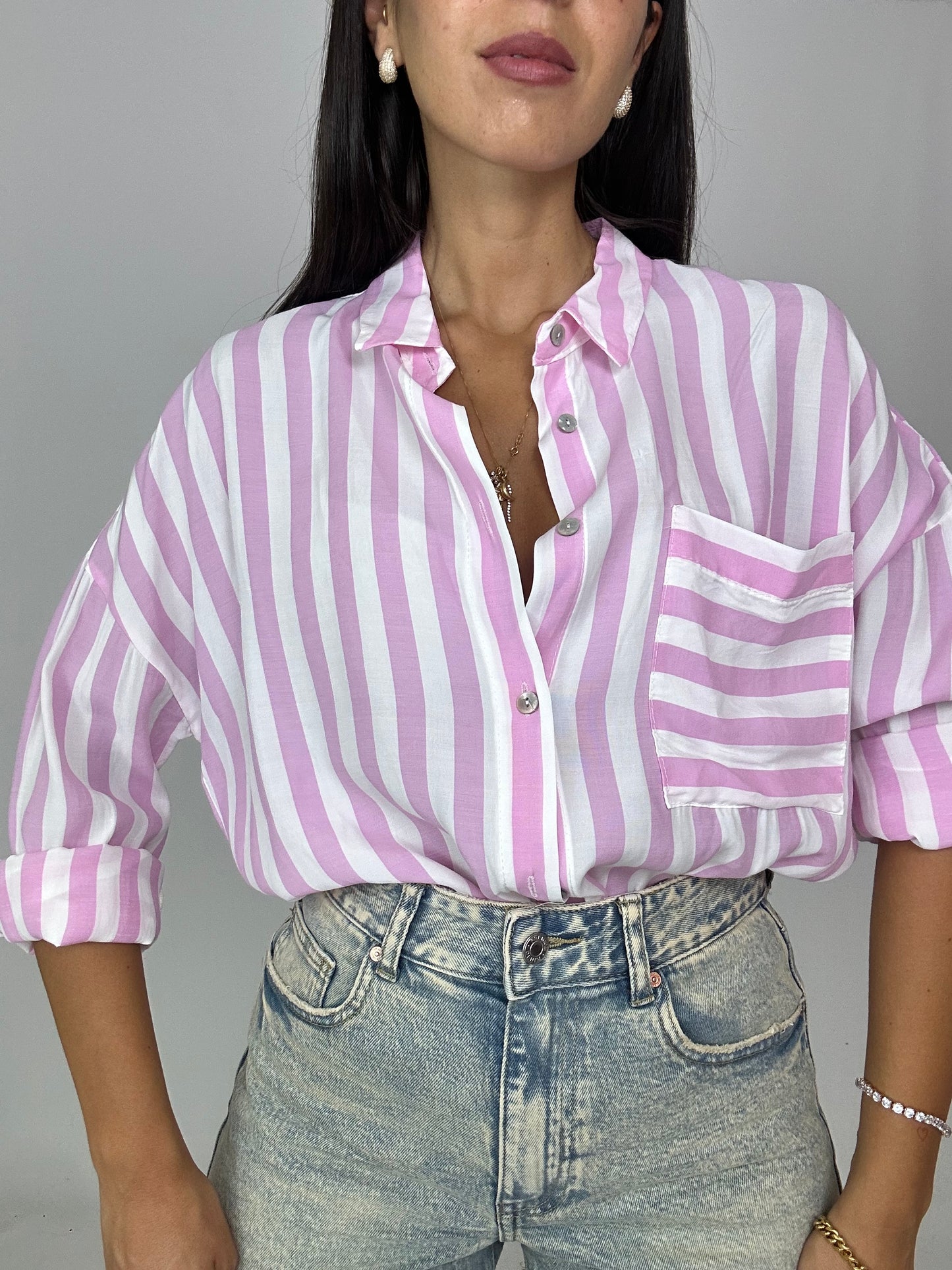 Camicia rosa e bianca