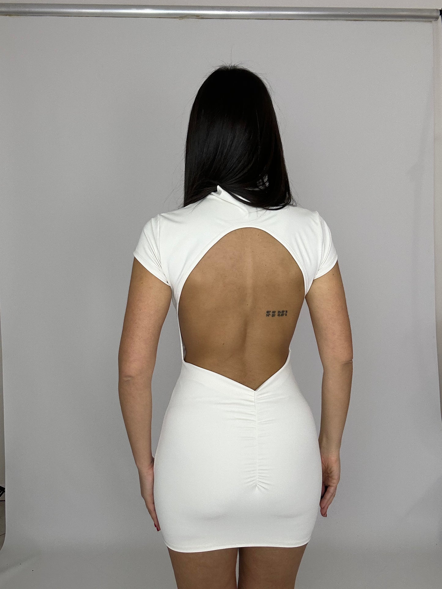 Abito Corto Bianco Schiena Scoperta Maniche Corte