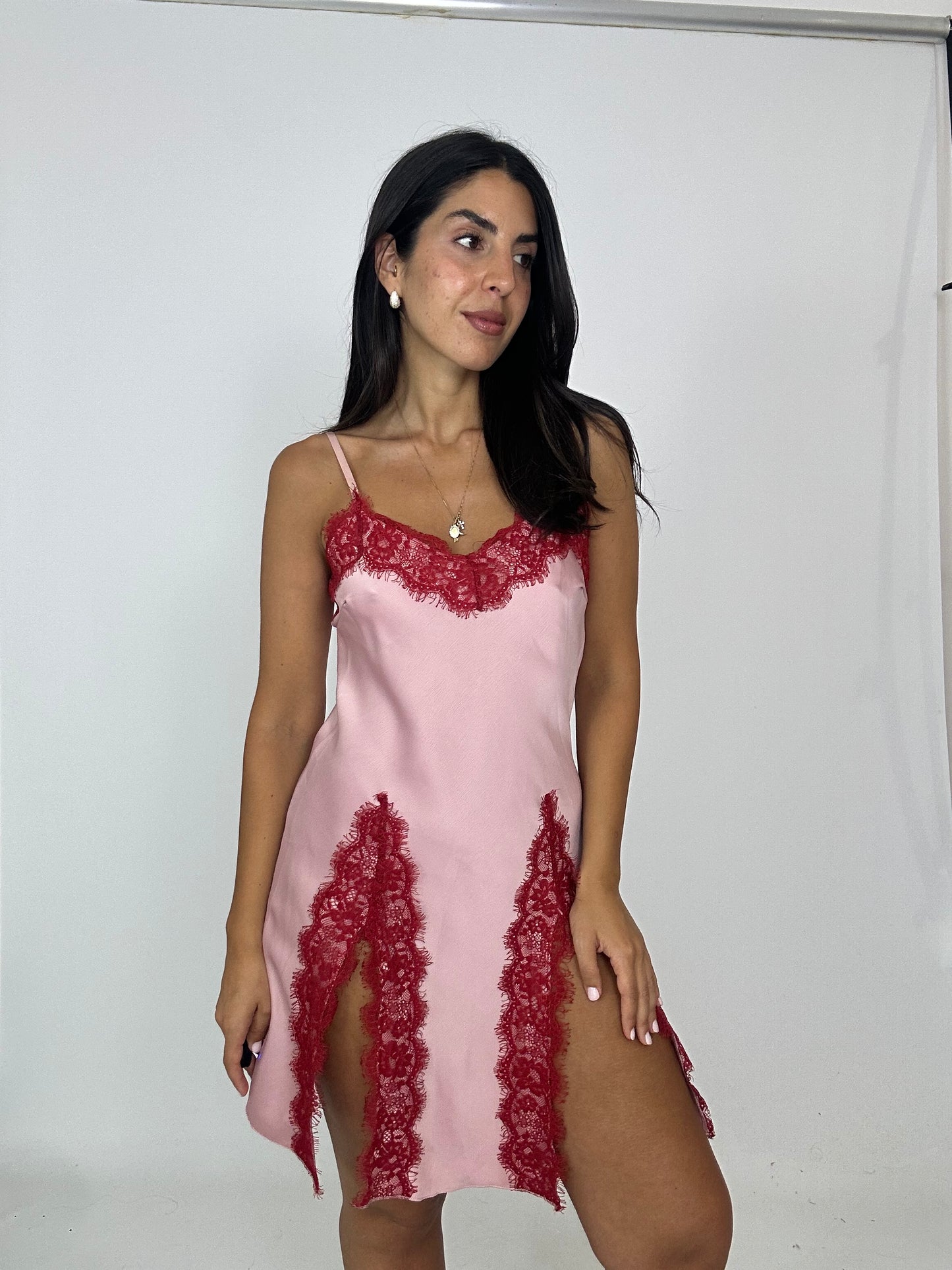 Abito con spacchi rosa e rosso