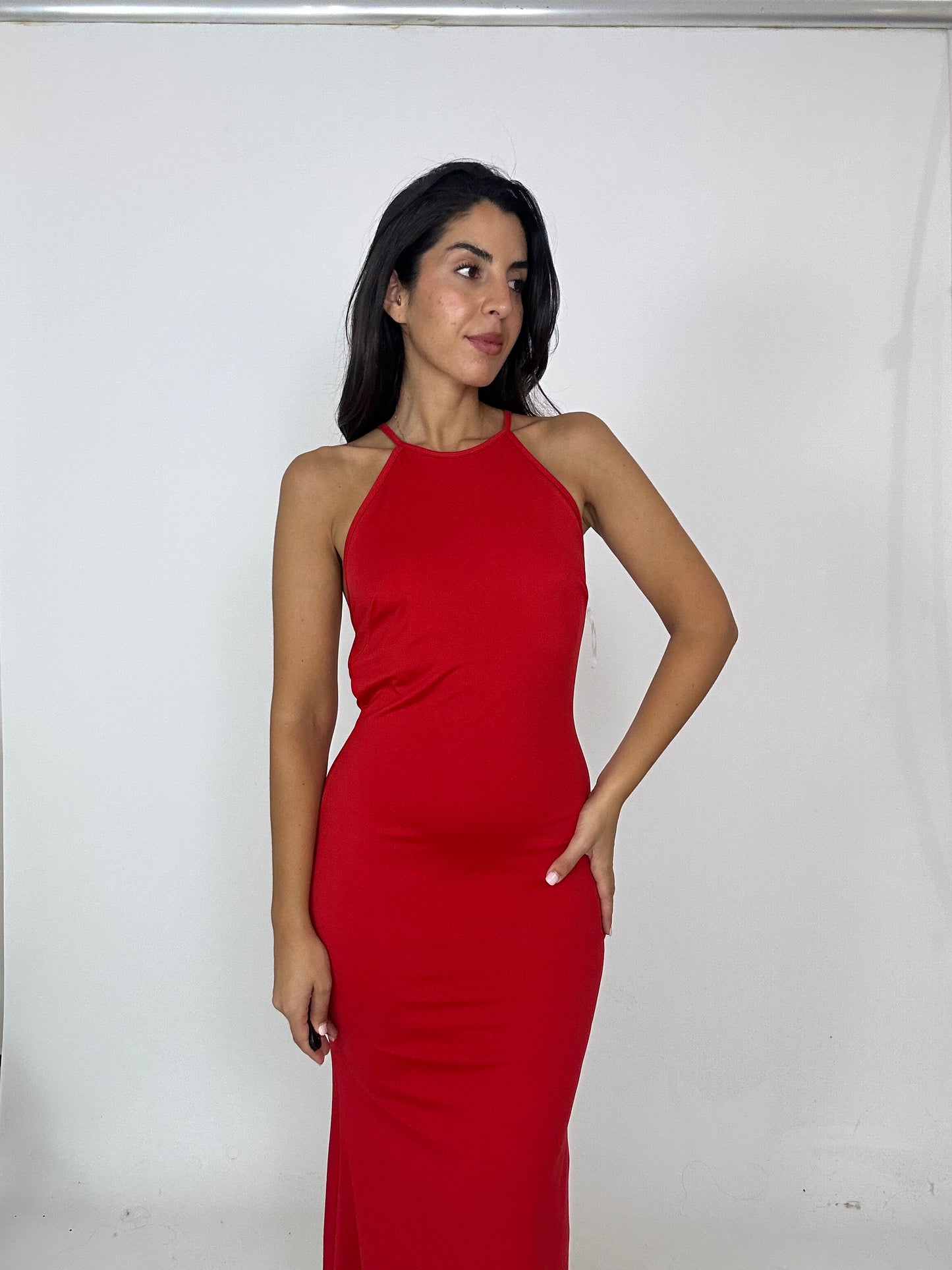 Abito rosso con gioiello