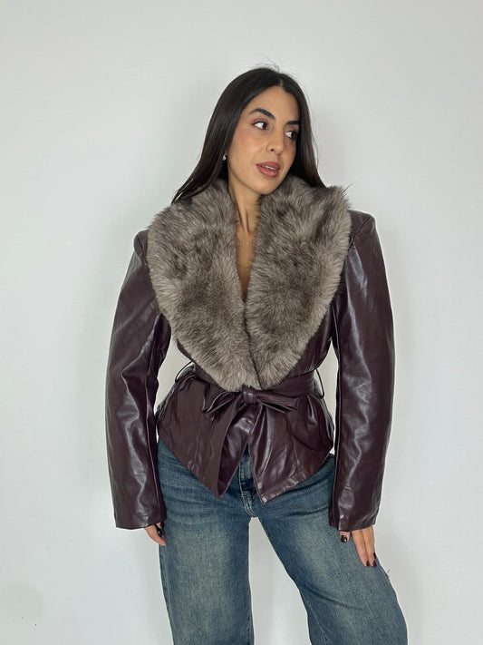 Giubbotto in eco pelle con collo di pelliccia