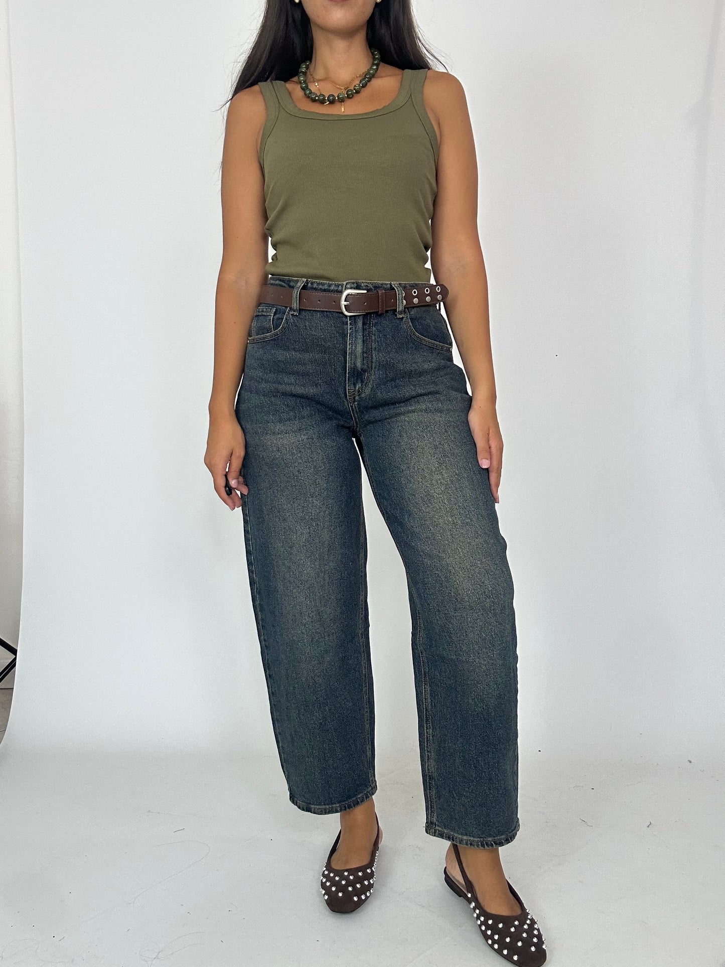 Jeans con cinturino marrone