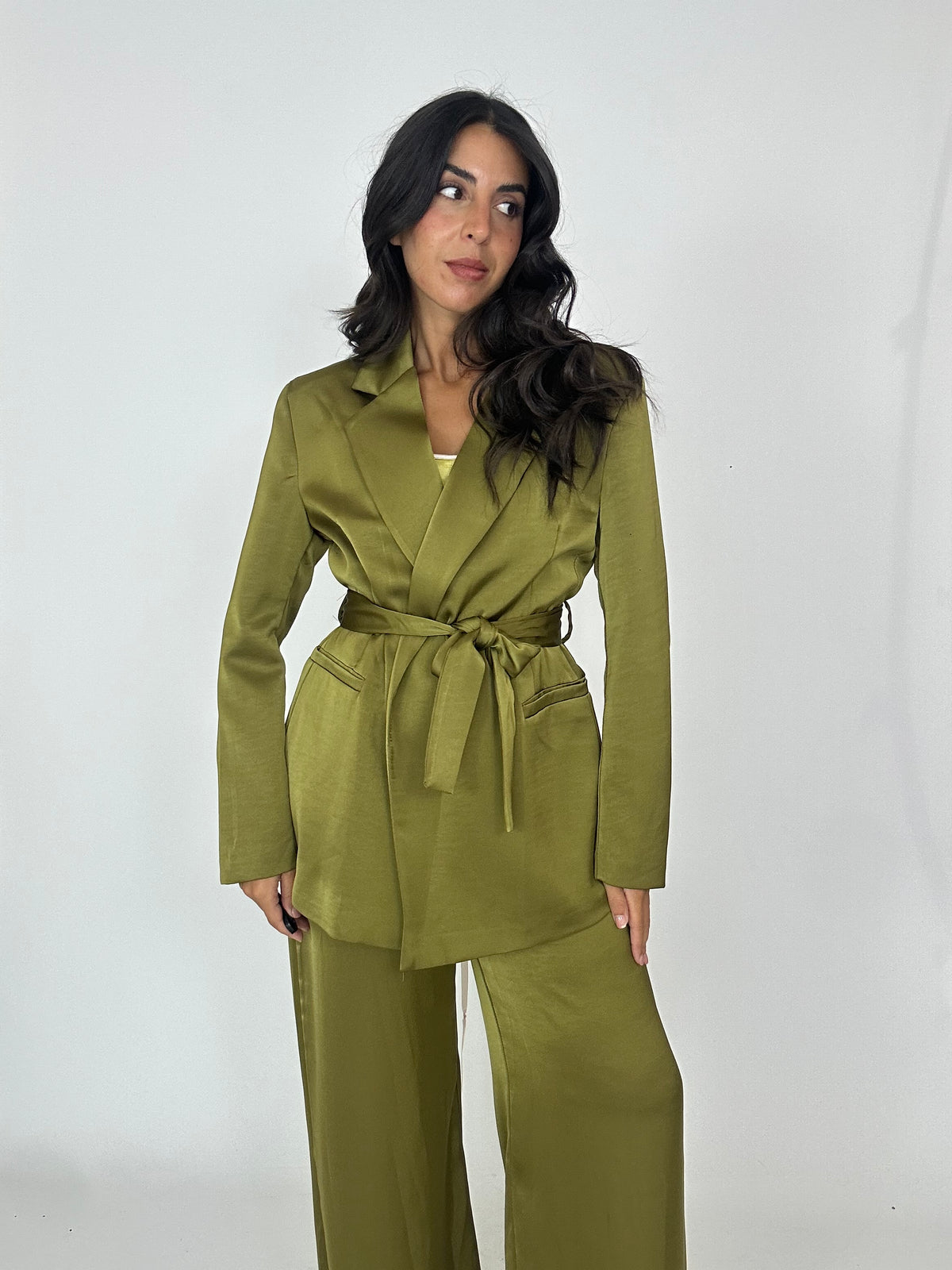 Tailleur in raso verde oliva