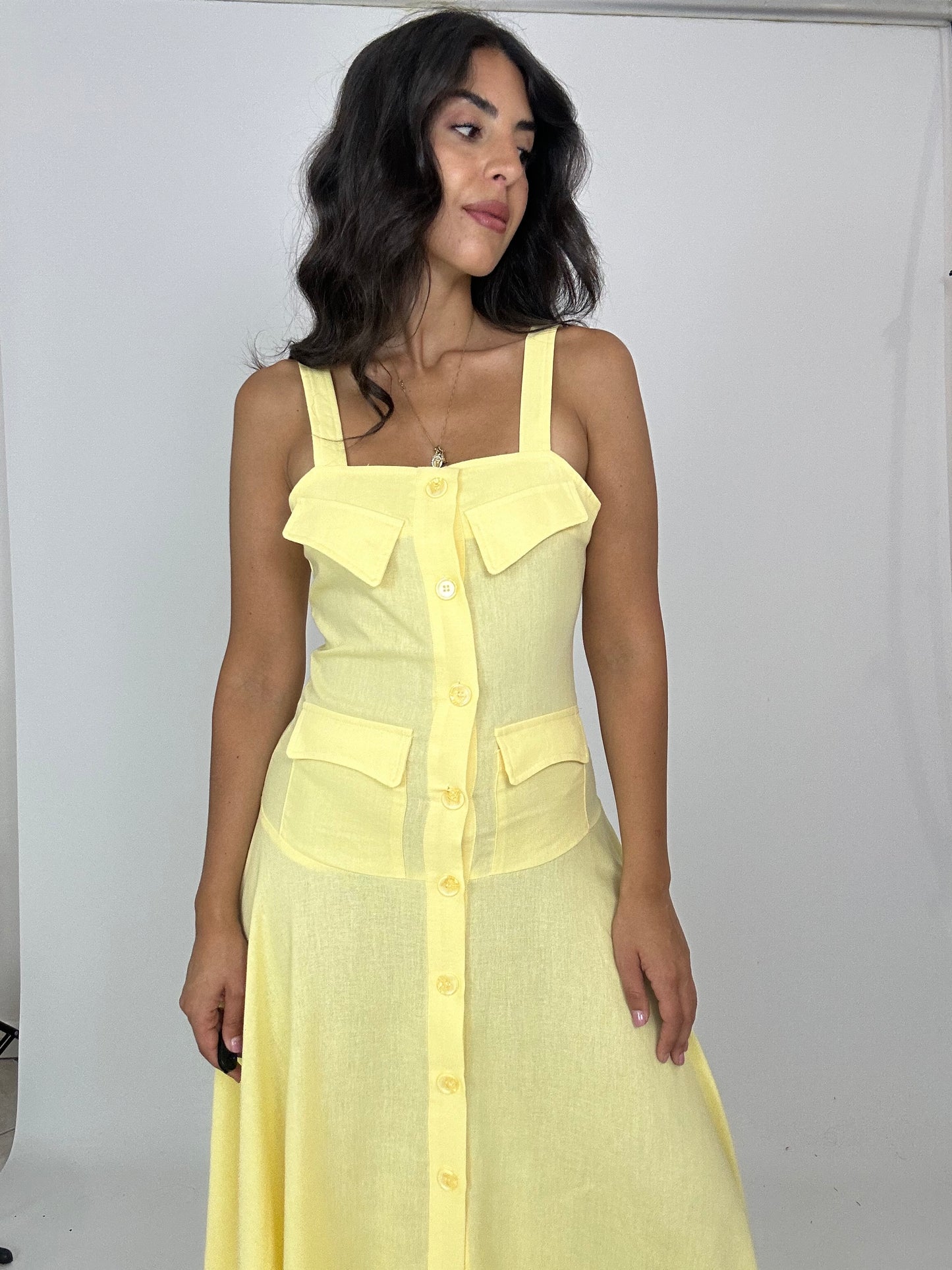 Abito giallo in cotone con bottoni
