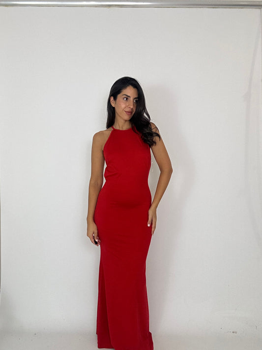 Abito rosso con gioiello