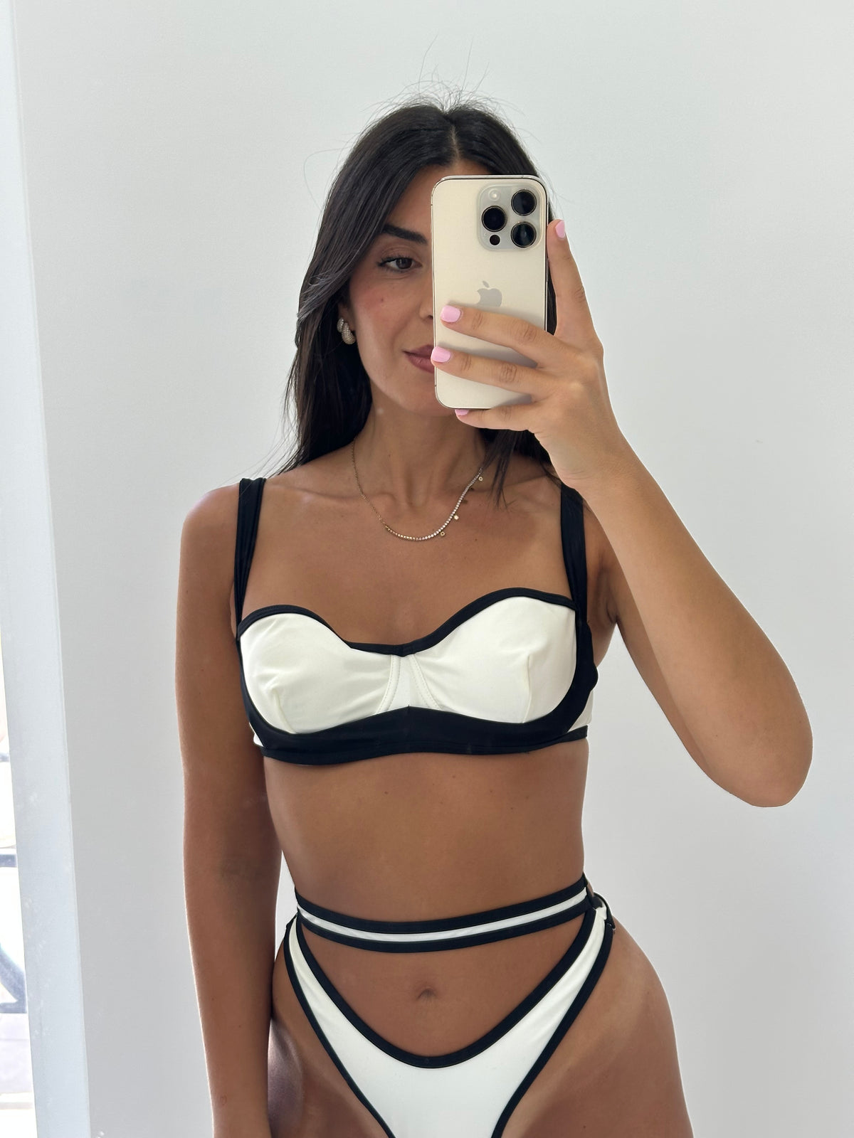 Costume sgambato bianco e nero