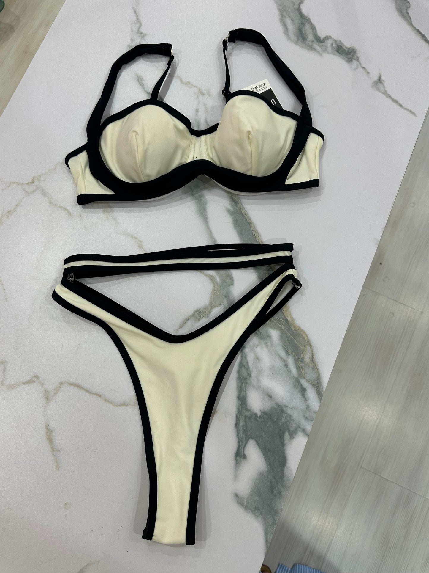 Costume sgambato bianco e nero