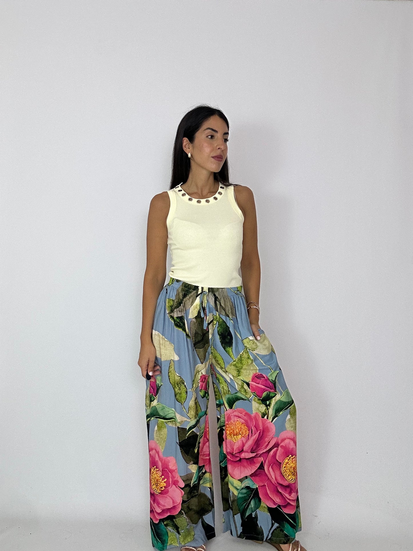 Pantalone ampio con fiori