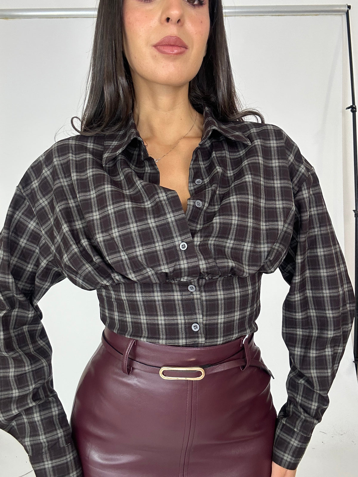 Camicia quadri scollata sul retro