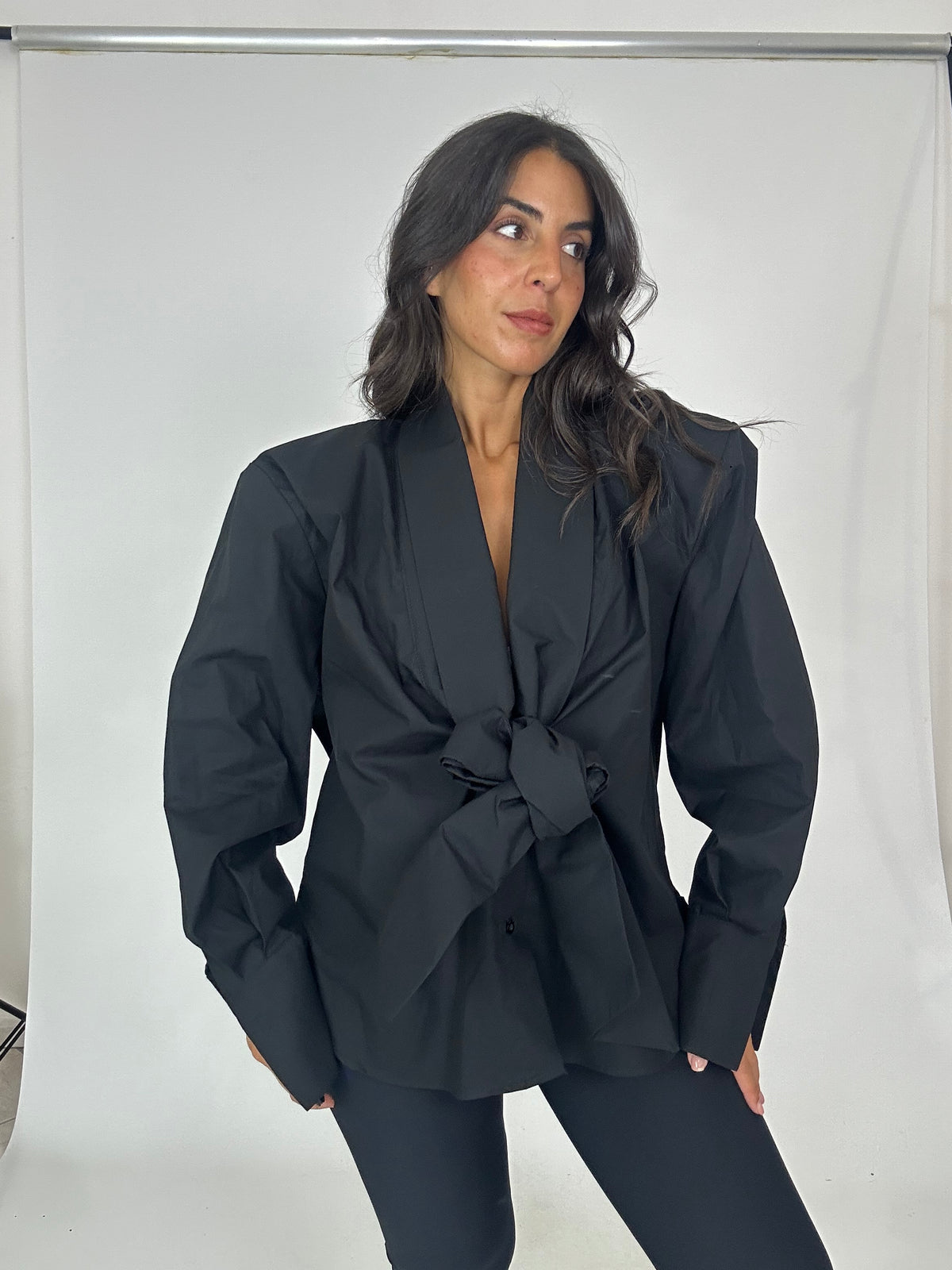 Camicia nera over con fiocco