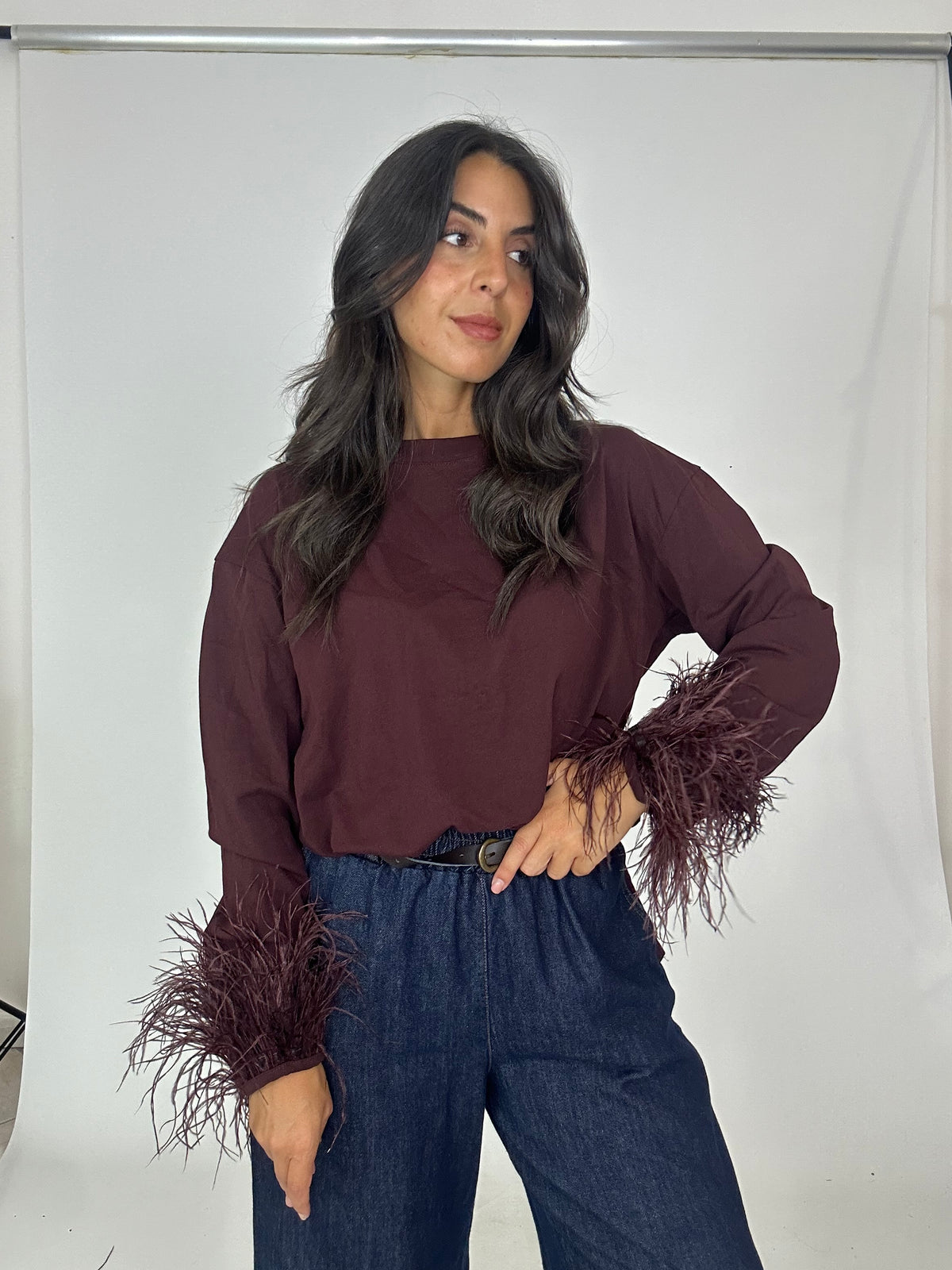Maglia vinaccio con piume