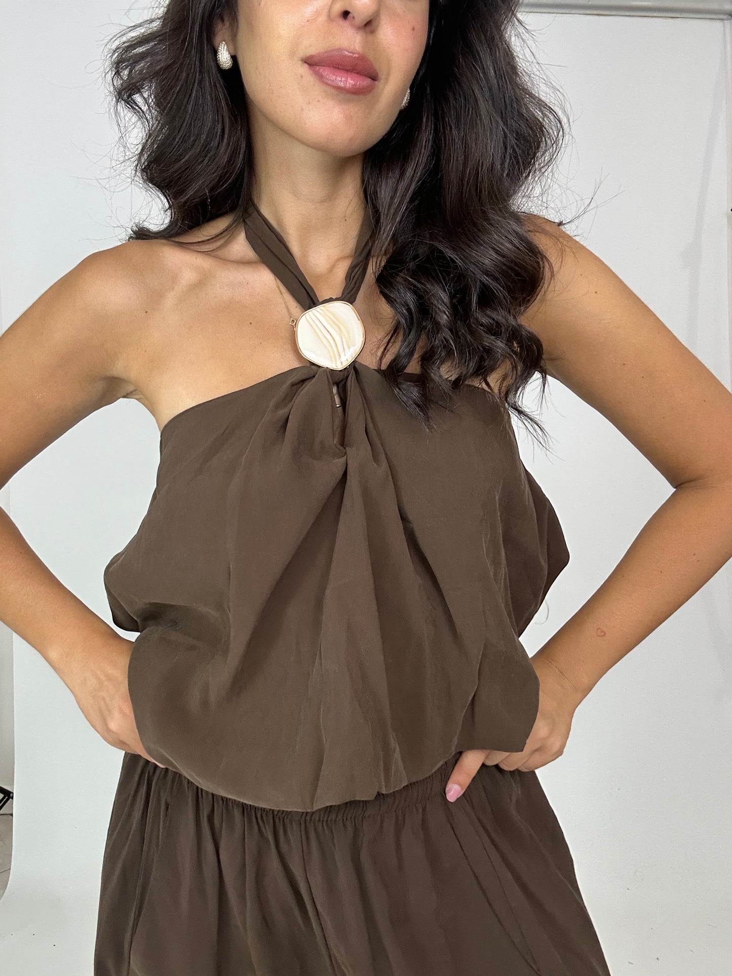Top marrone legato in gola
