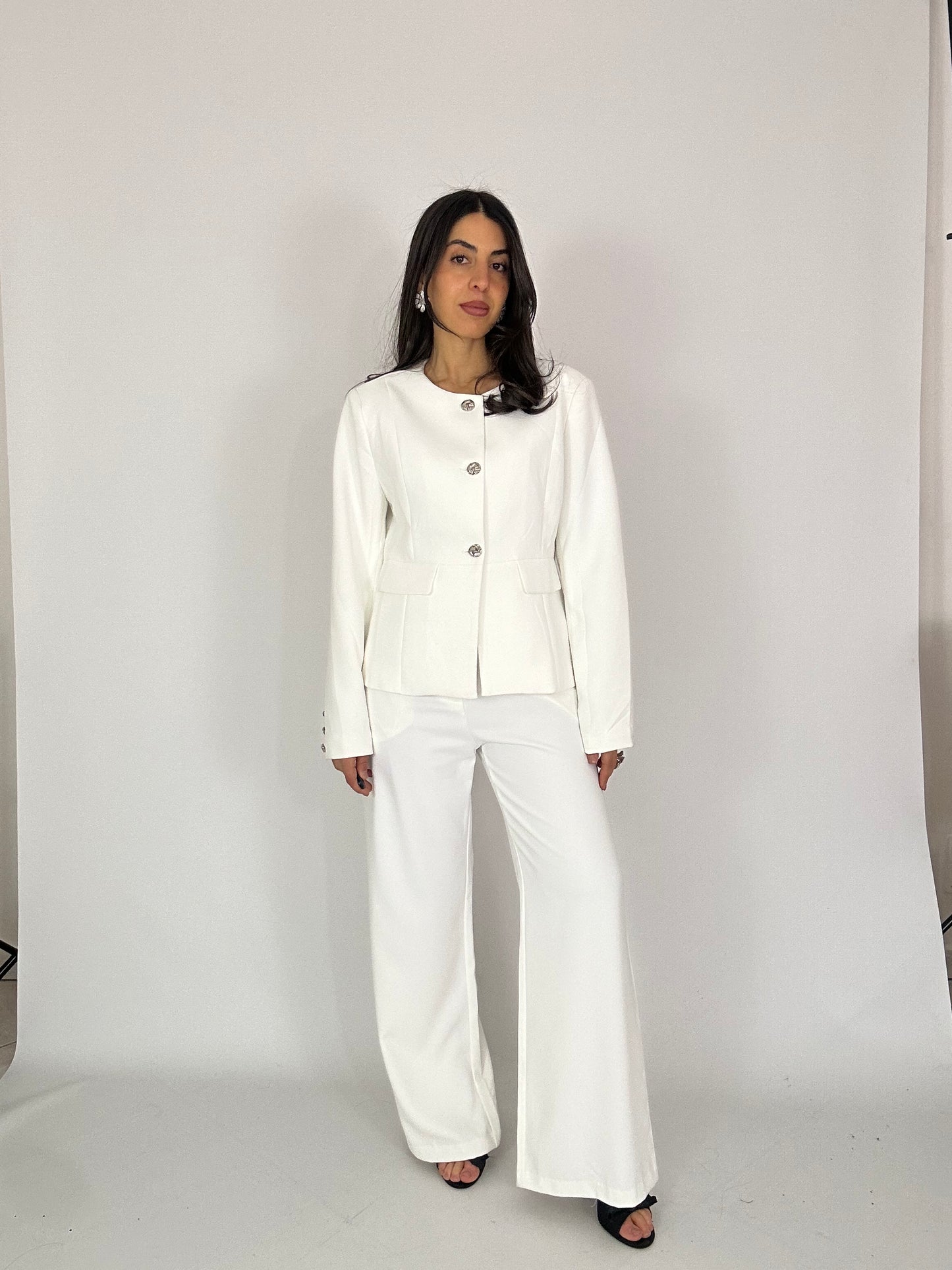 Tailleur bianco-bottoni argento