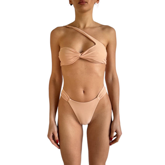 Bikini nodo nude
