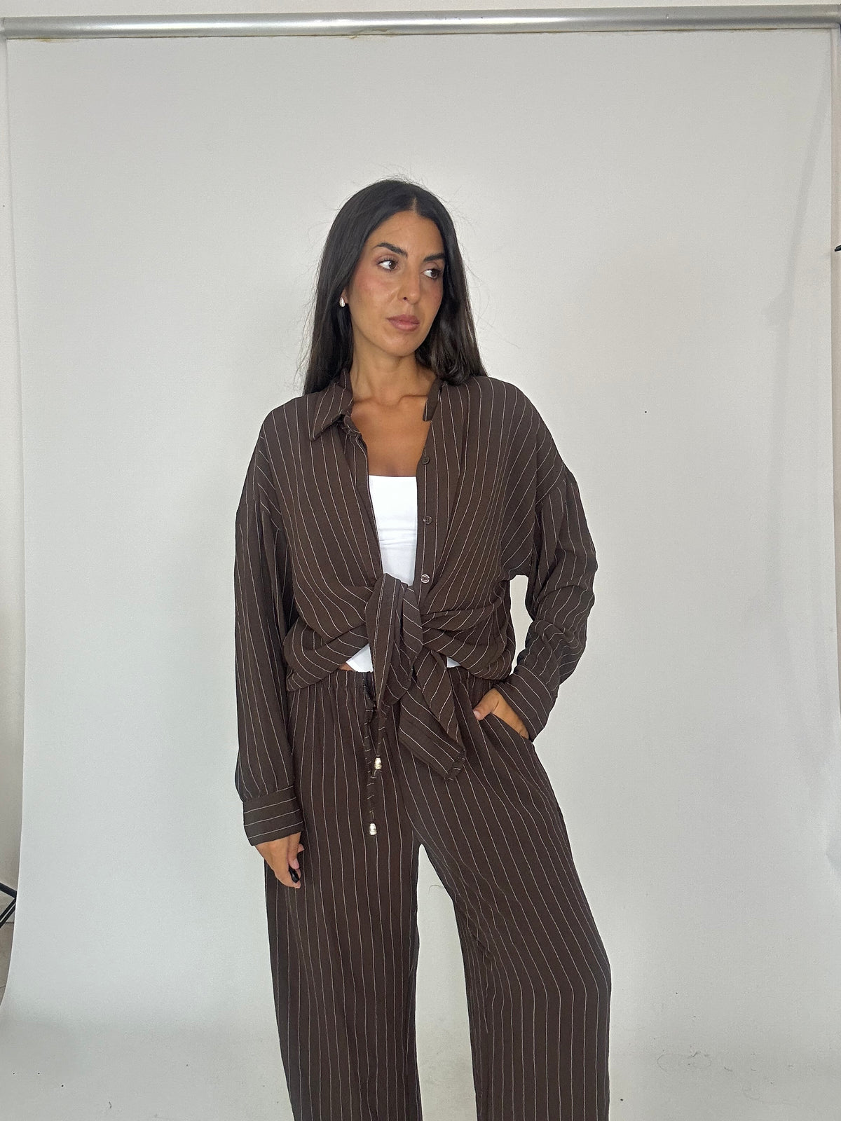 Completo gessato leggero camicia pantalone marrone