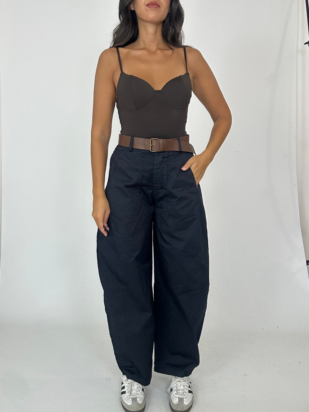 Pantalone blu gamba larga