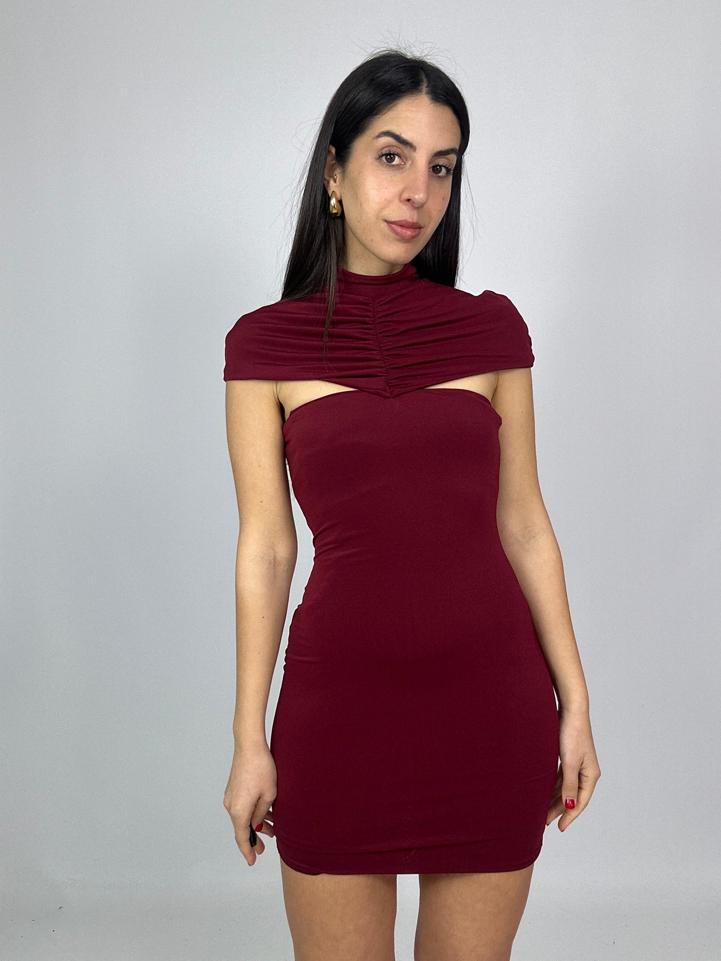Abito aderente bordeaux con collo