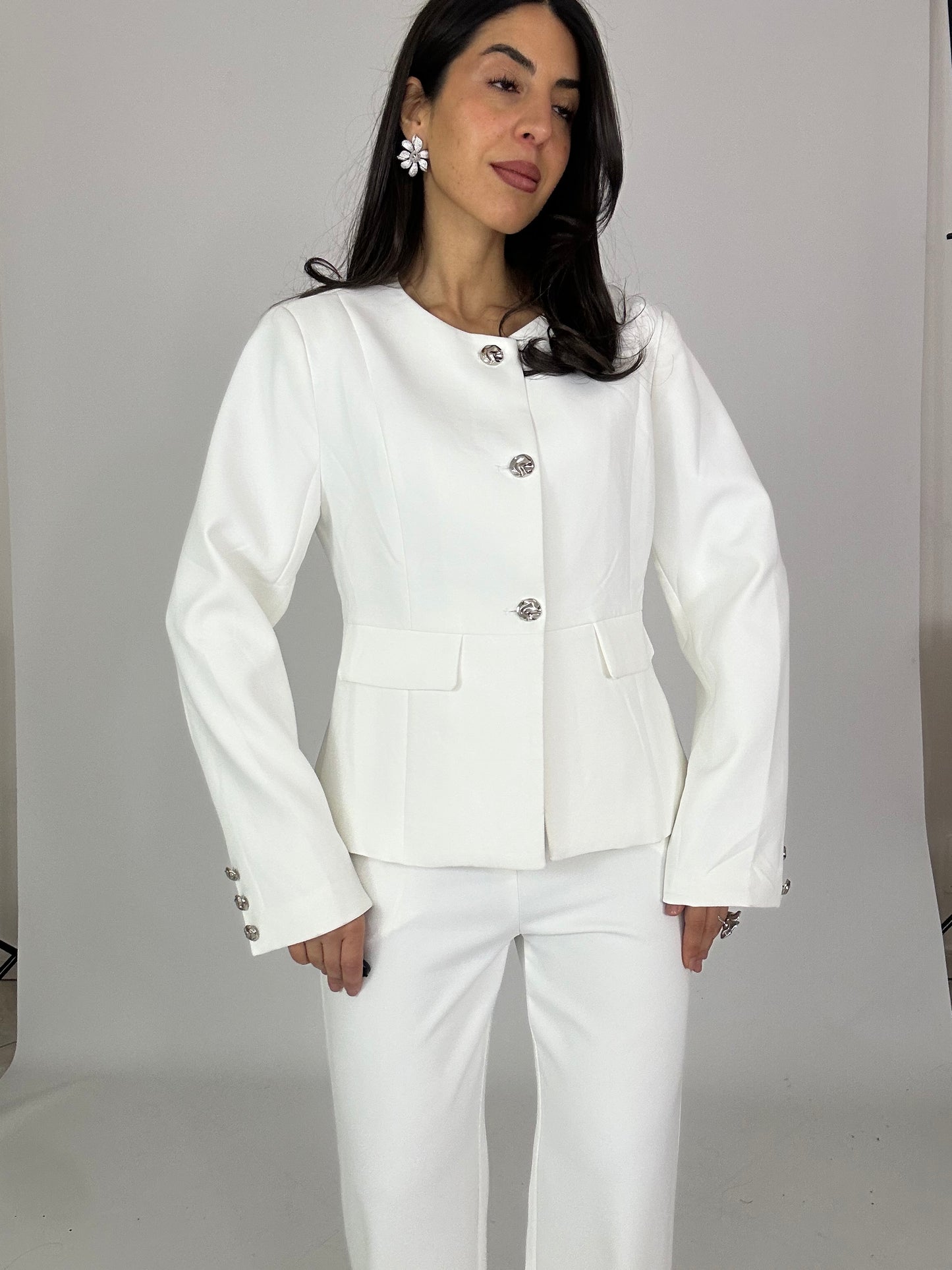 Tailleur bianco-bottoni argento