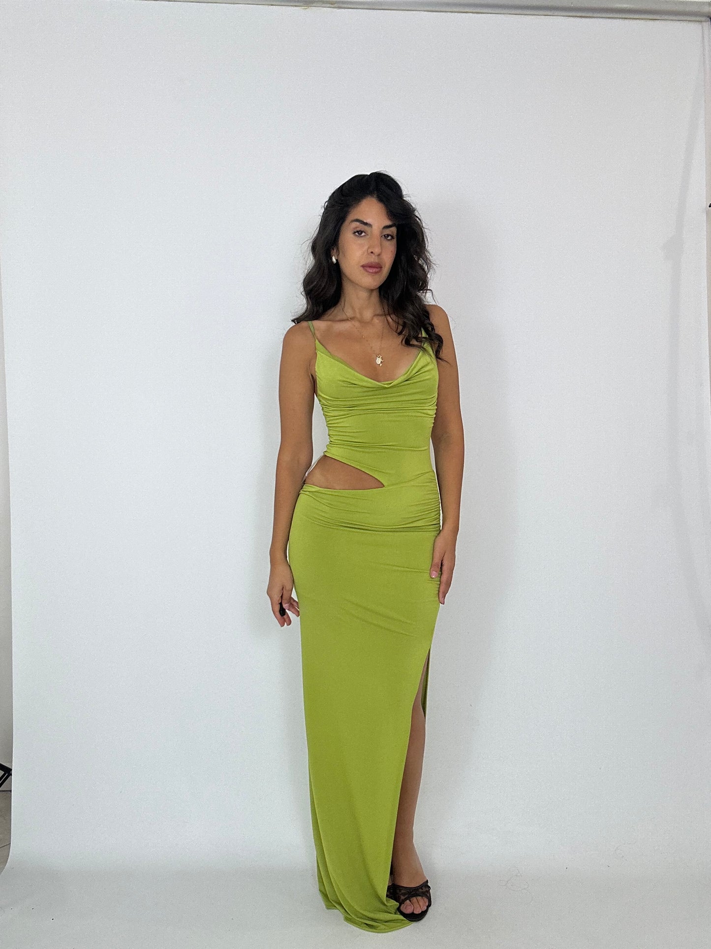 Abito verde con apertura sul fianco