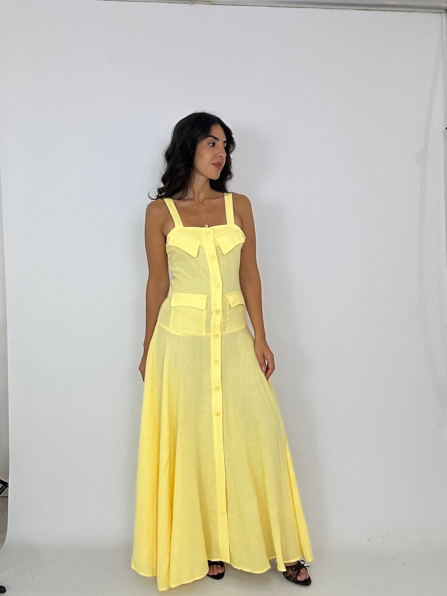 Abito giallo in cotone con bottoni