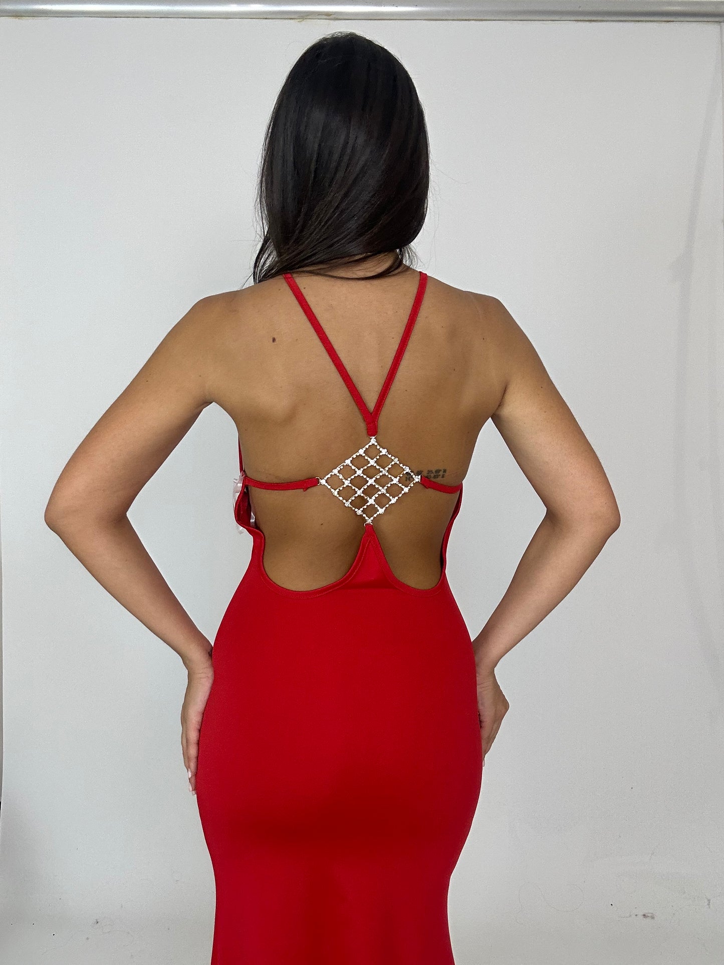 Abito rosso con gioiello