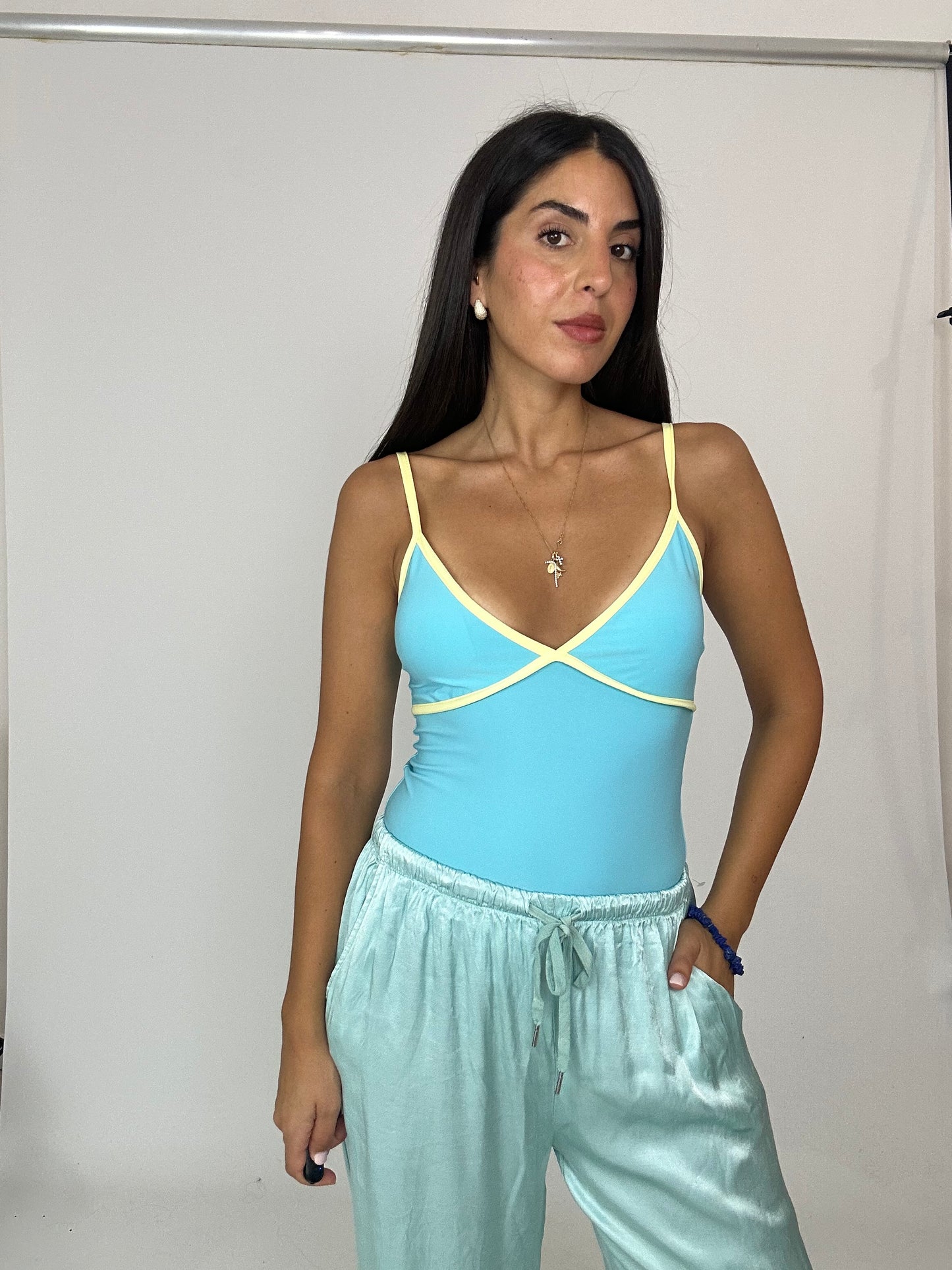 Body giallo e azzurro