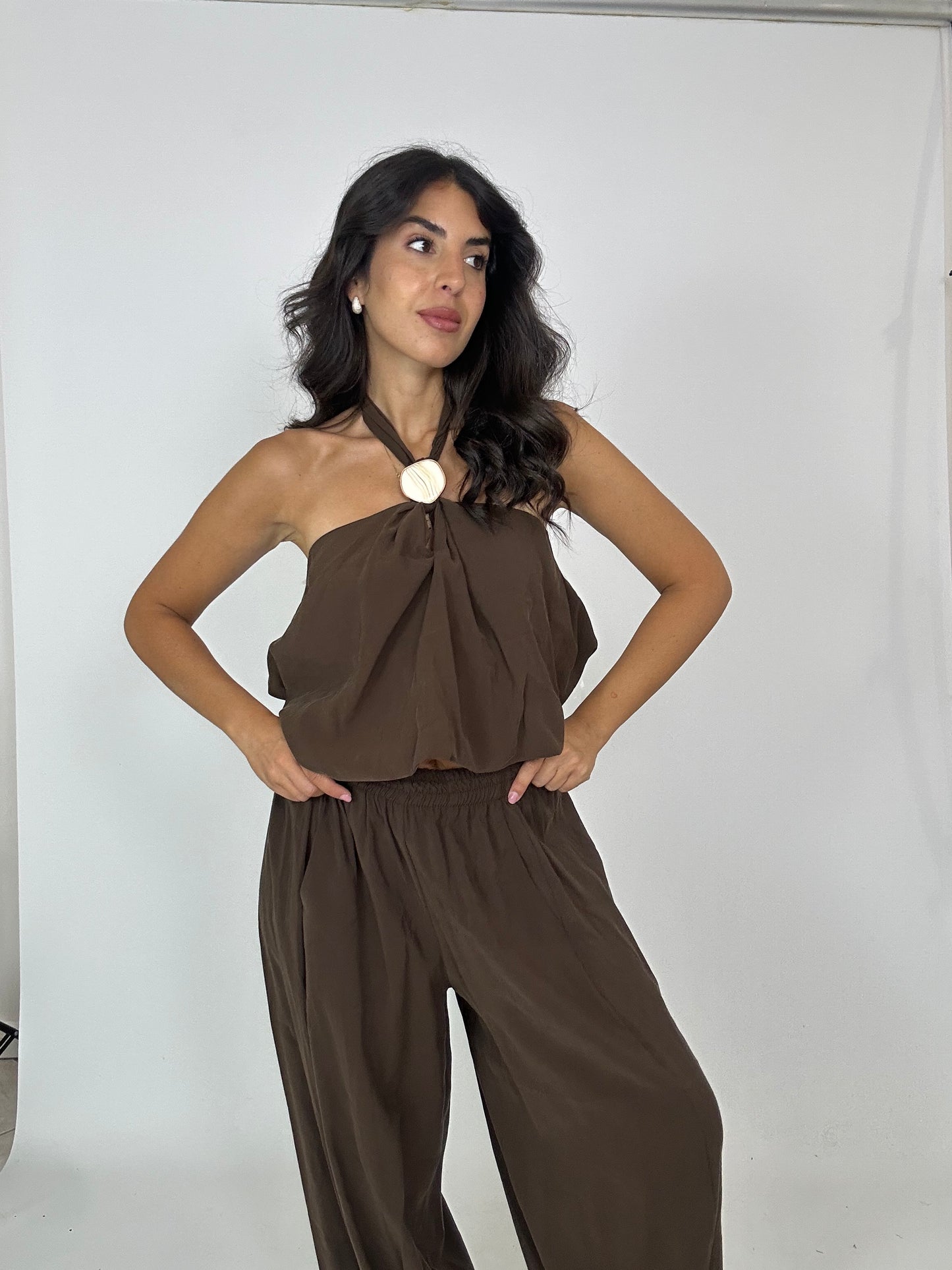 Top marrone legato in gola