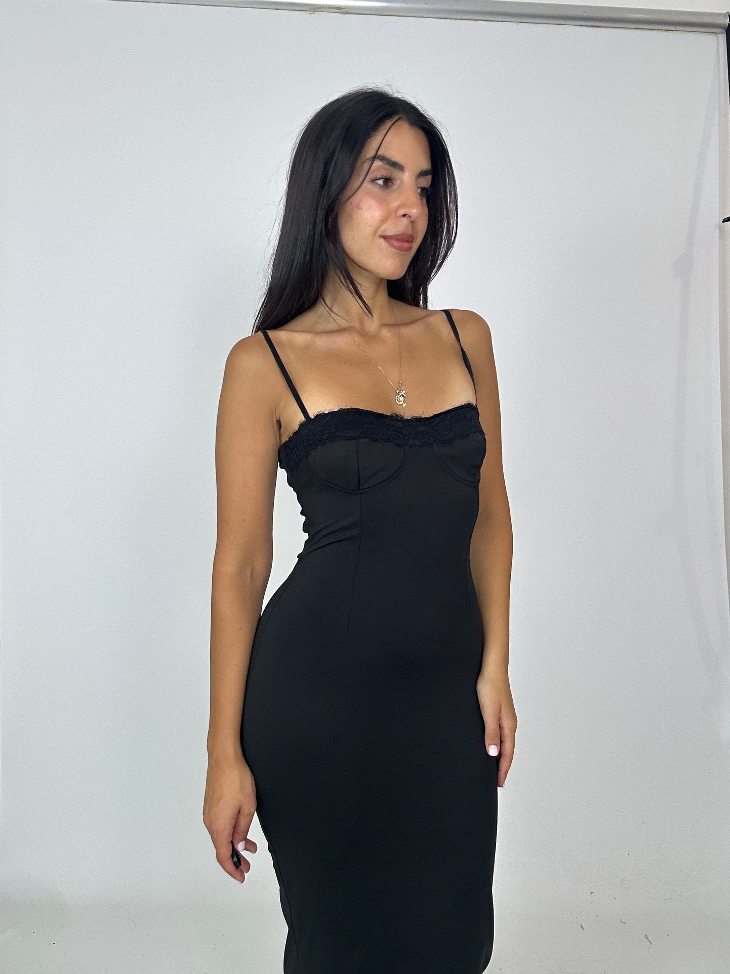 Tubino nero con dettaglio in pizzo nero