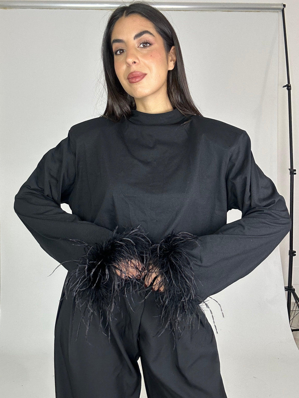 Maglia con piume e spalline