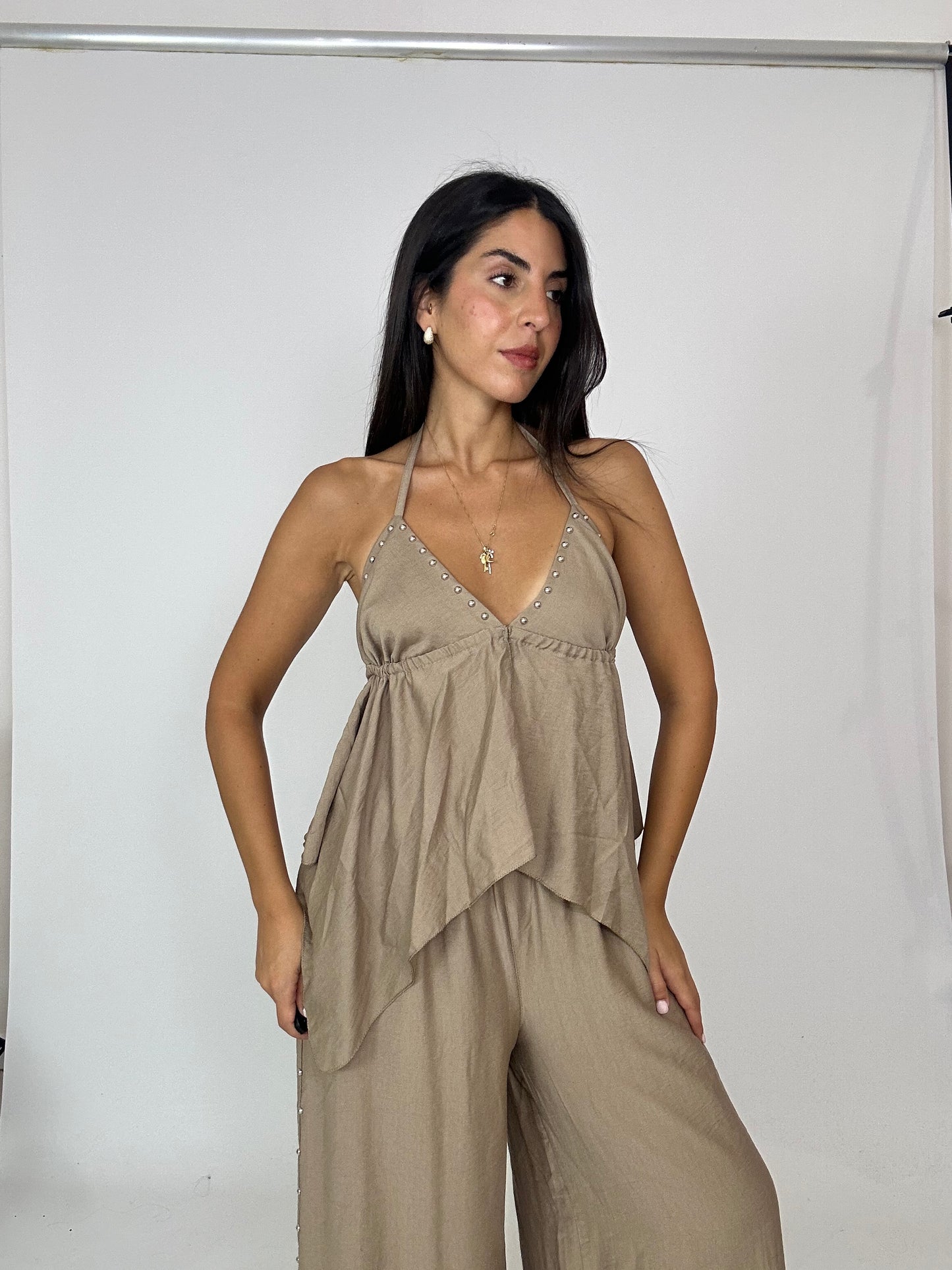 Coordinato beige con borchiette