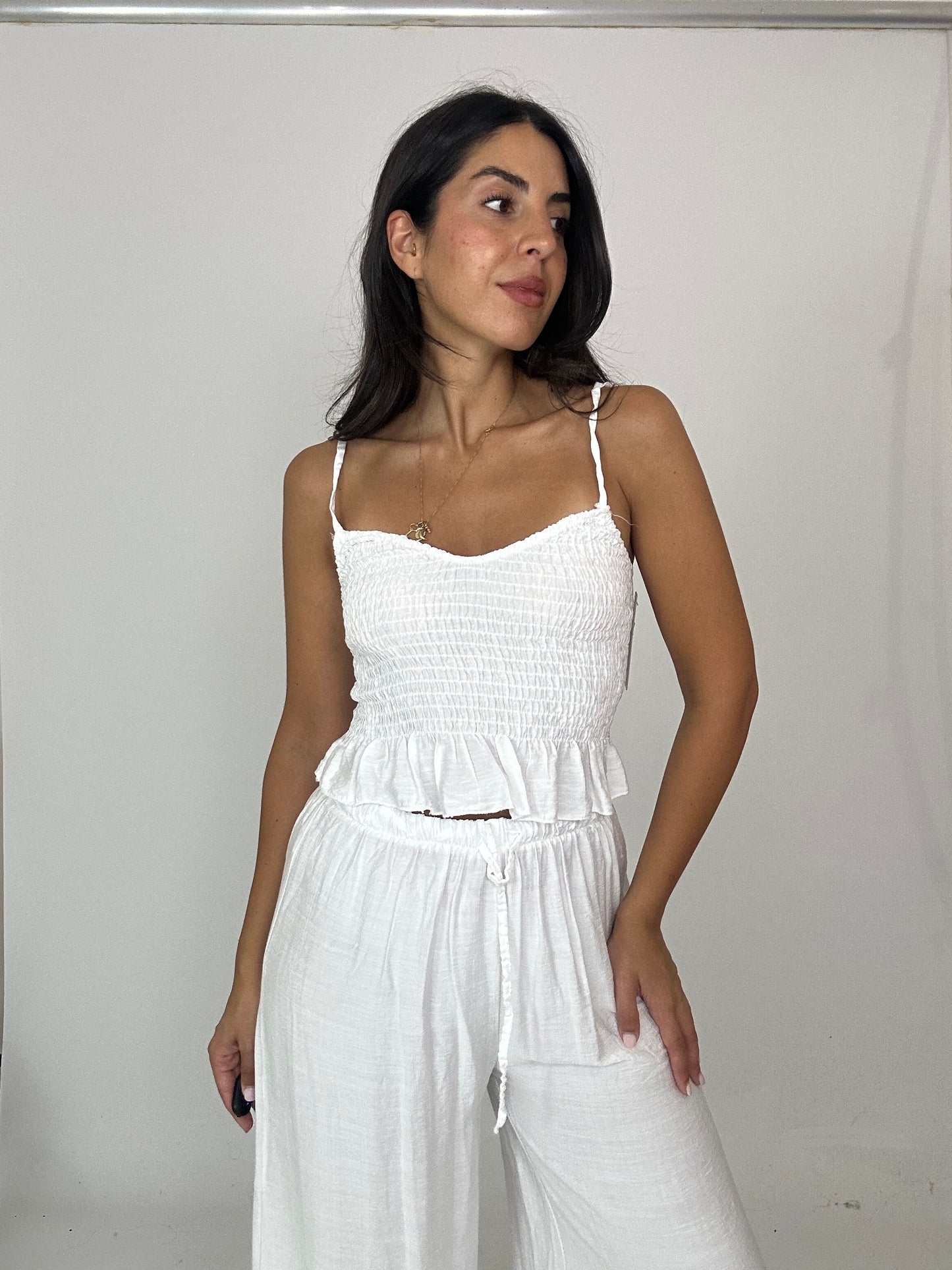 Coordinato top arricciato e pantalone bianco
