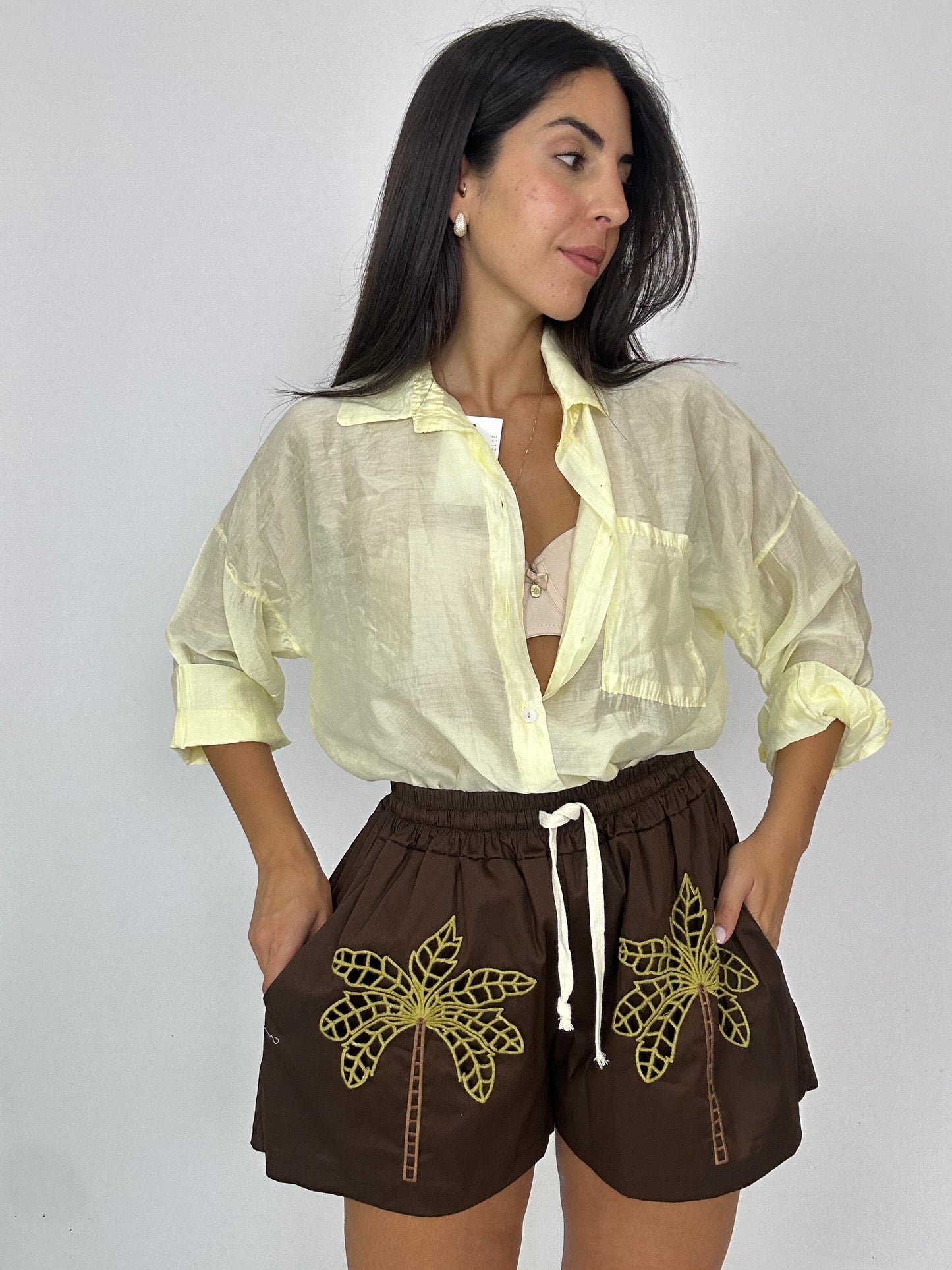 Pantaloncino marrone con palme