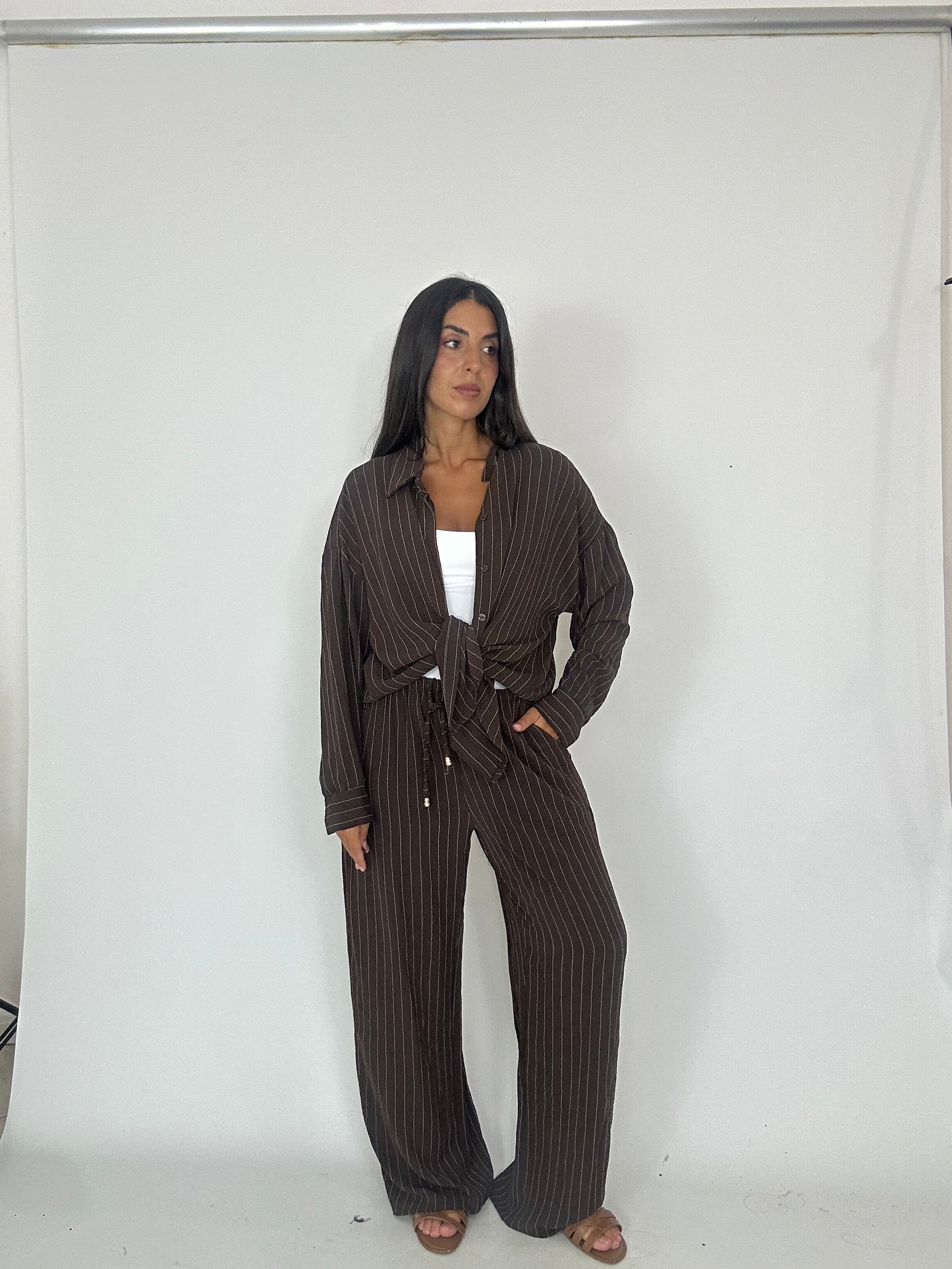 Completo gessato leggero camicia pantalone marrone