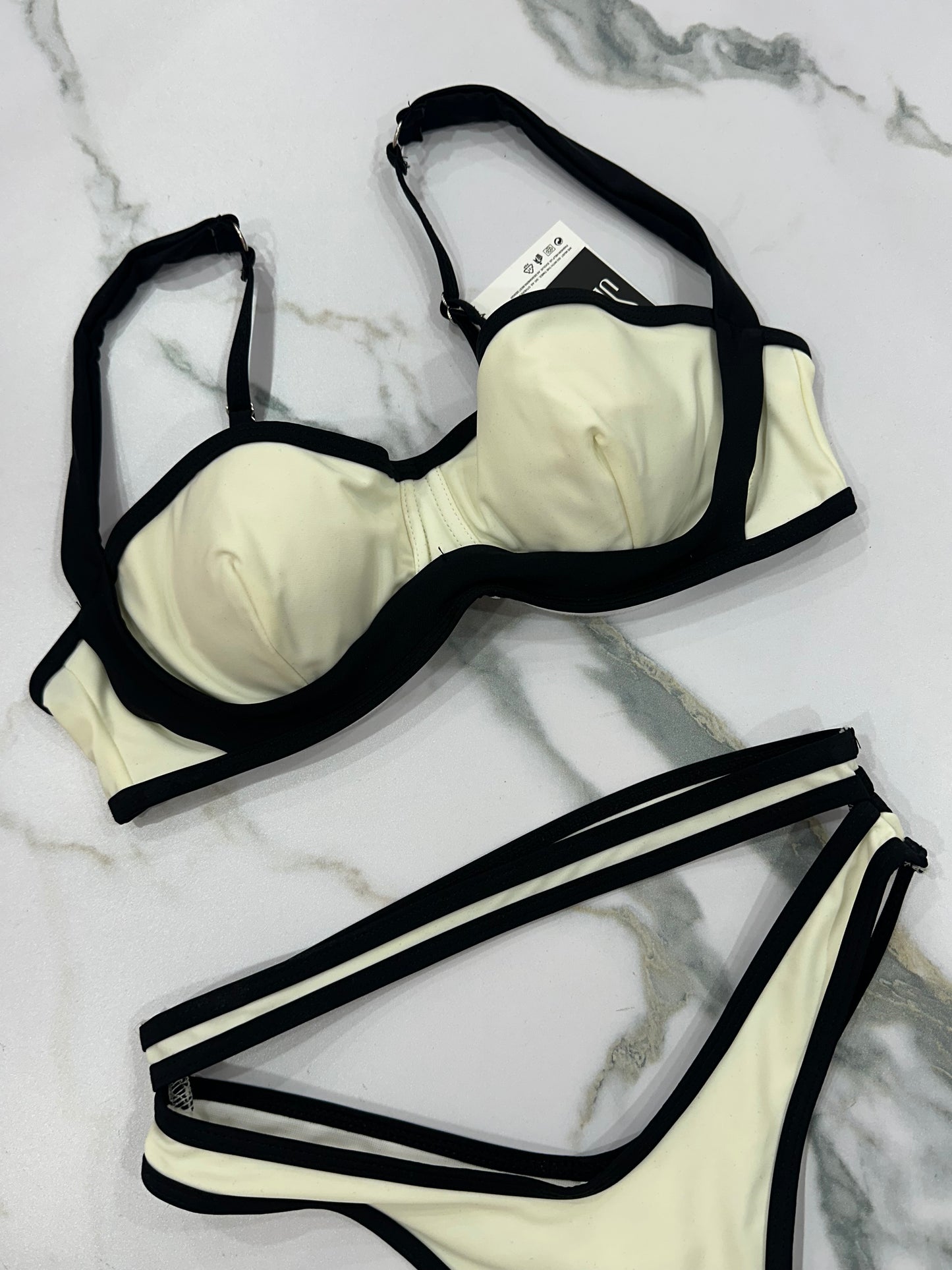 Costume sgambato bianco e nero