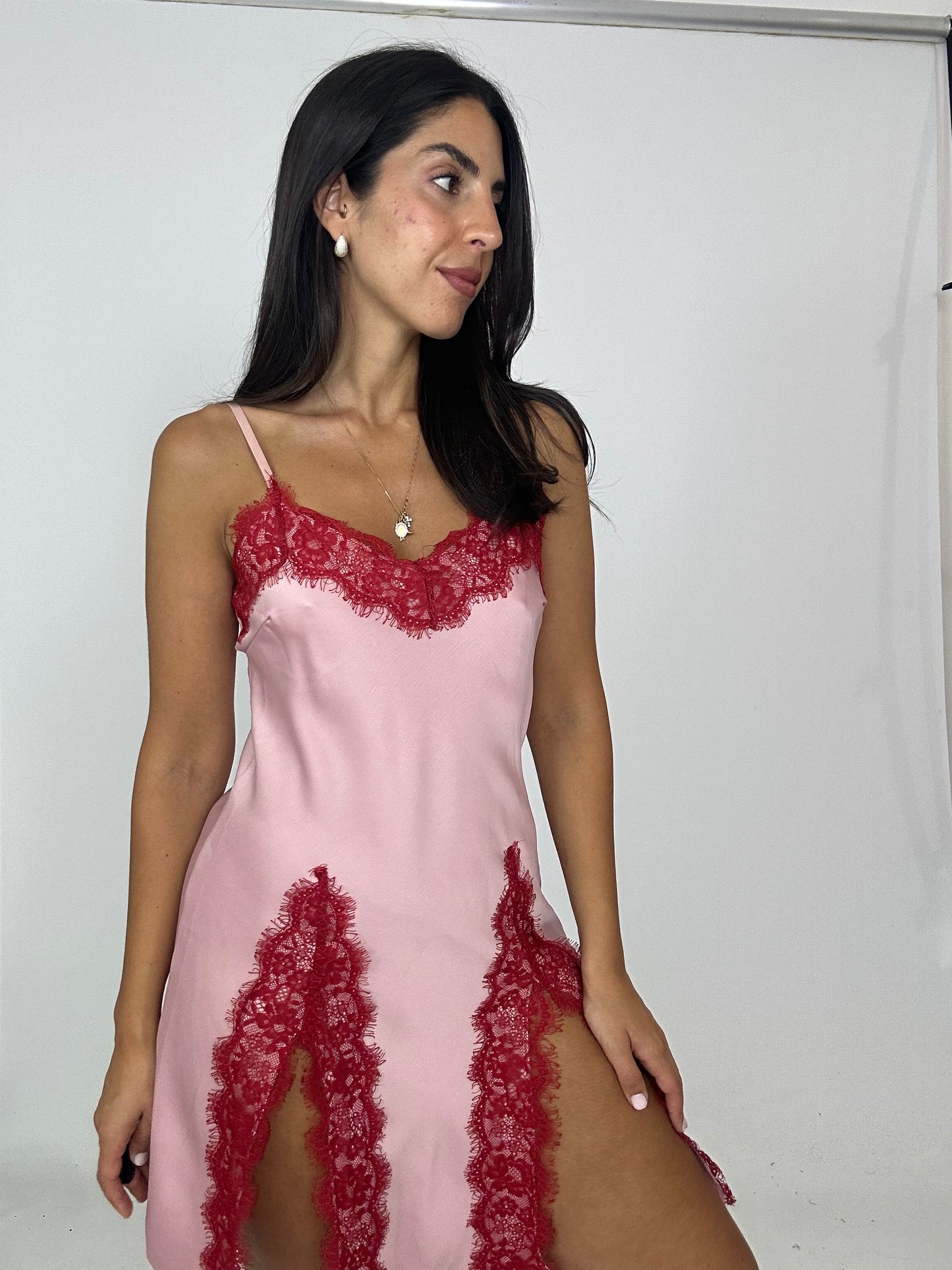 Abito con spacchi rosa e rosso