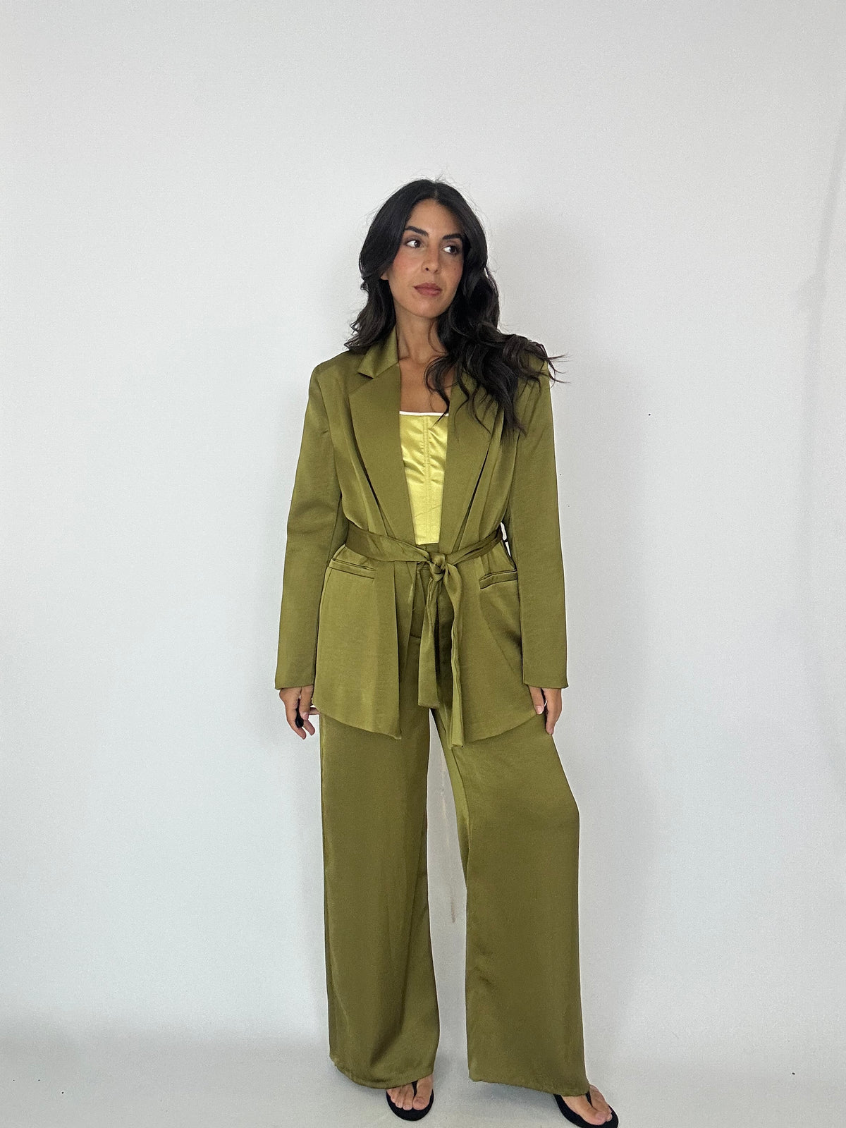 Tailleur in raso verde oliva
