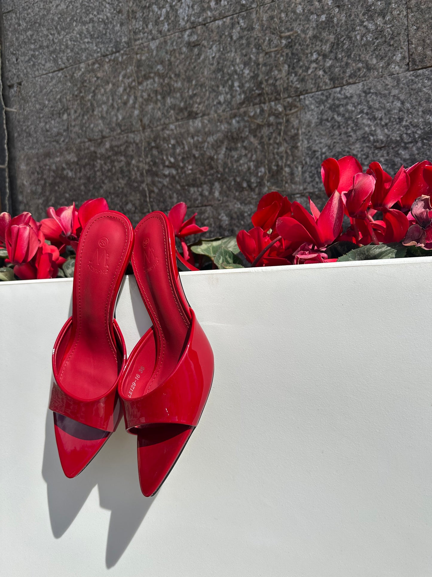 Mule con tacco in vernice - rosso