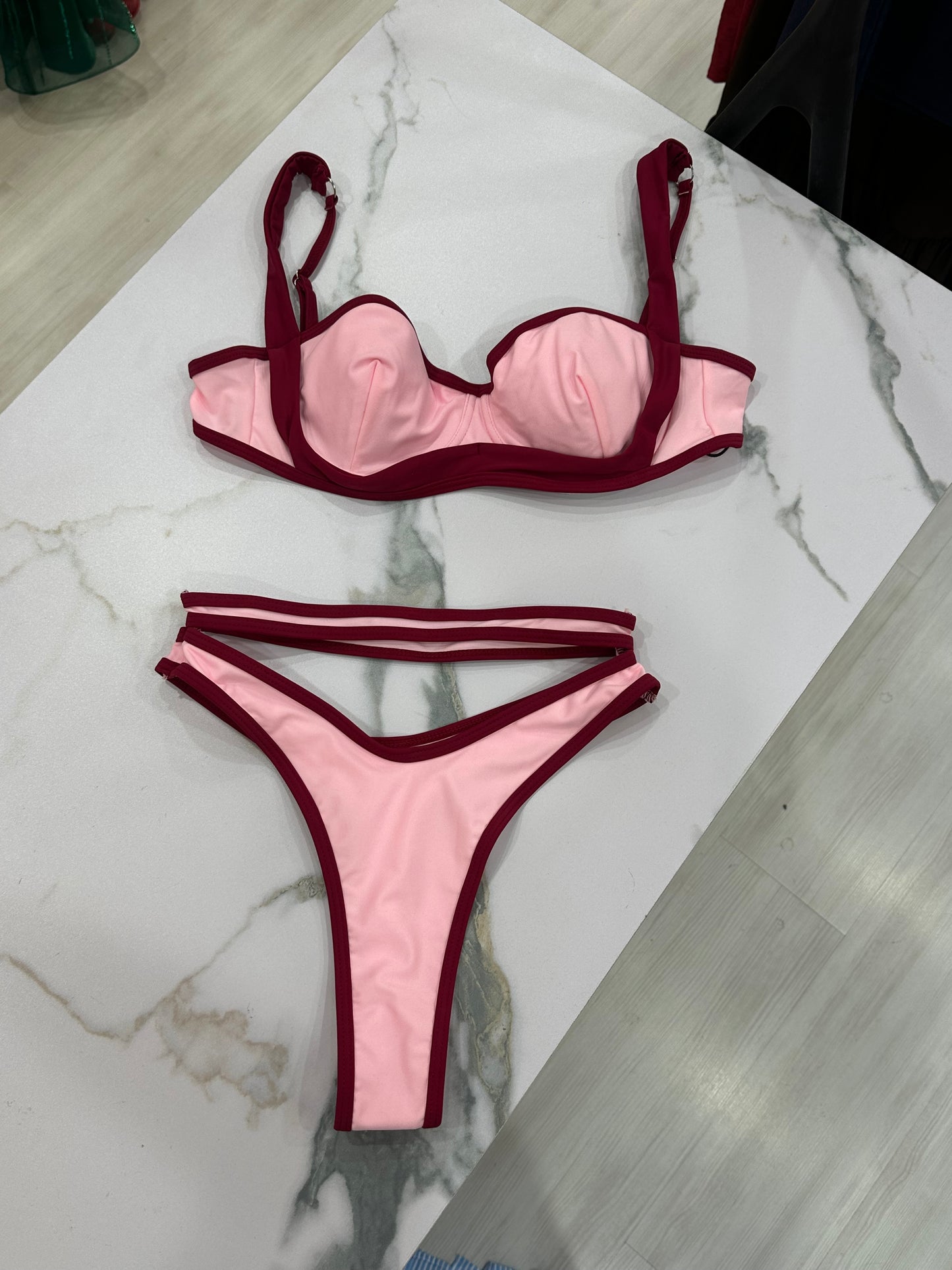 Costume sgambato rosa e rosso